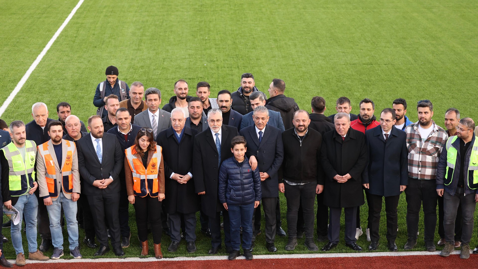 Çalışma ve Sosyal Güvenlik Bakanı Prof. Dr. Vedat Işıkhan, çeşitli temaslarda bulunmak ve “Türkiye Yüzyılı’nda Çalışma Hayatı Buluşmaları” Programına katılmak üzere Mardin’e gitti.