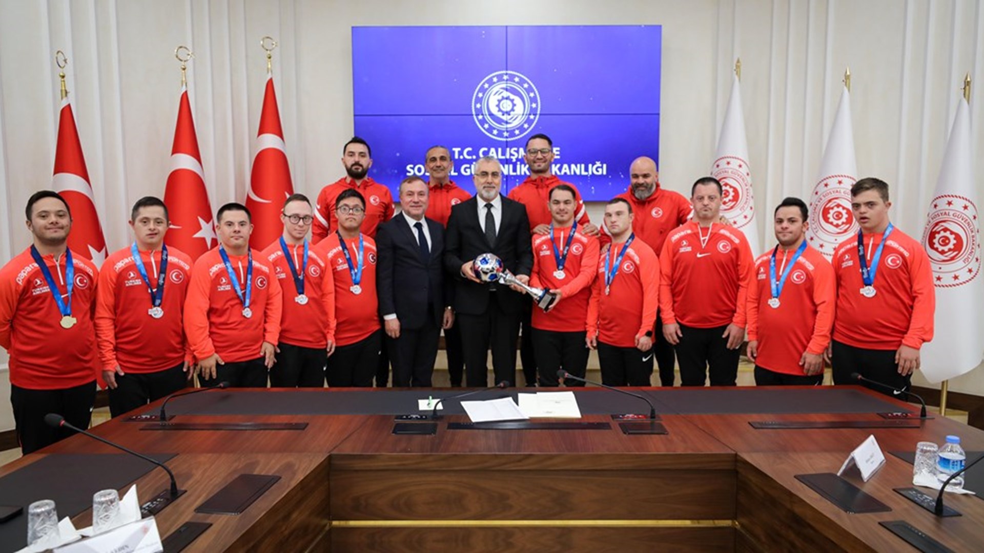 Çalışma ve Sosyal Güvenlik Bakanı Prof. Dr. Vedat Işıkhan, İtalya'nın Padova kentinde düzenlenen Down Sendromlular Avrupa Şampiyonası finalinde Portekiz'i 2-1 yenerek altın madalya kazanan Futsal Milli Takımını Bakanlıkta ağırladı.
