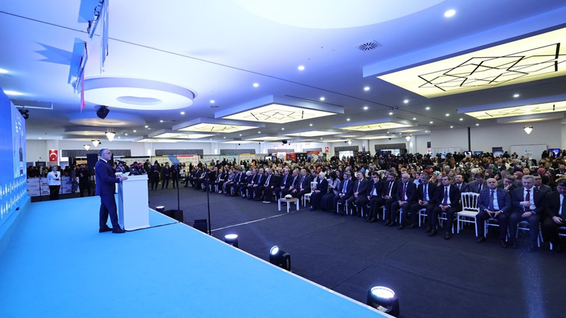 Çalışma ve Sosyal Güvenlik Bakanı Prof. Dr. Vedat Işıkhan, Ankara’da düzenlenen Milli Müdafaadan Milli Kalkınmaya Türkiye Yüzyılı’nın Kadınları “Kadın İstihdam Sistemi İş-Pozitif” Tanıtım Programı ve İstihdam Fuarı’na katıldı.