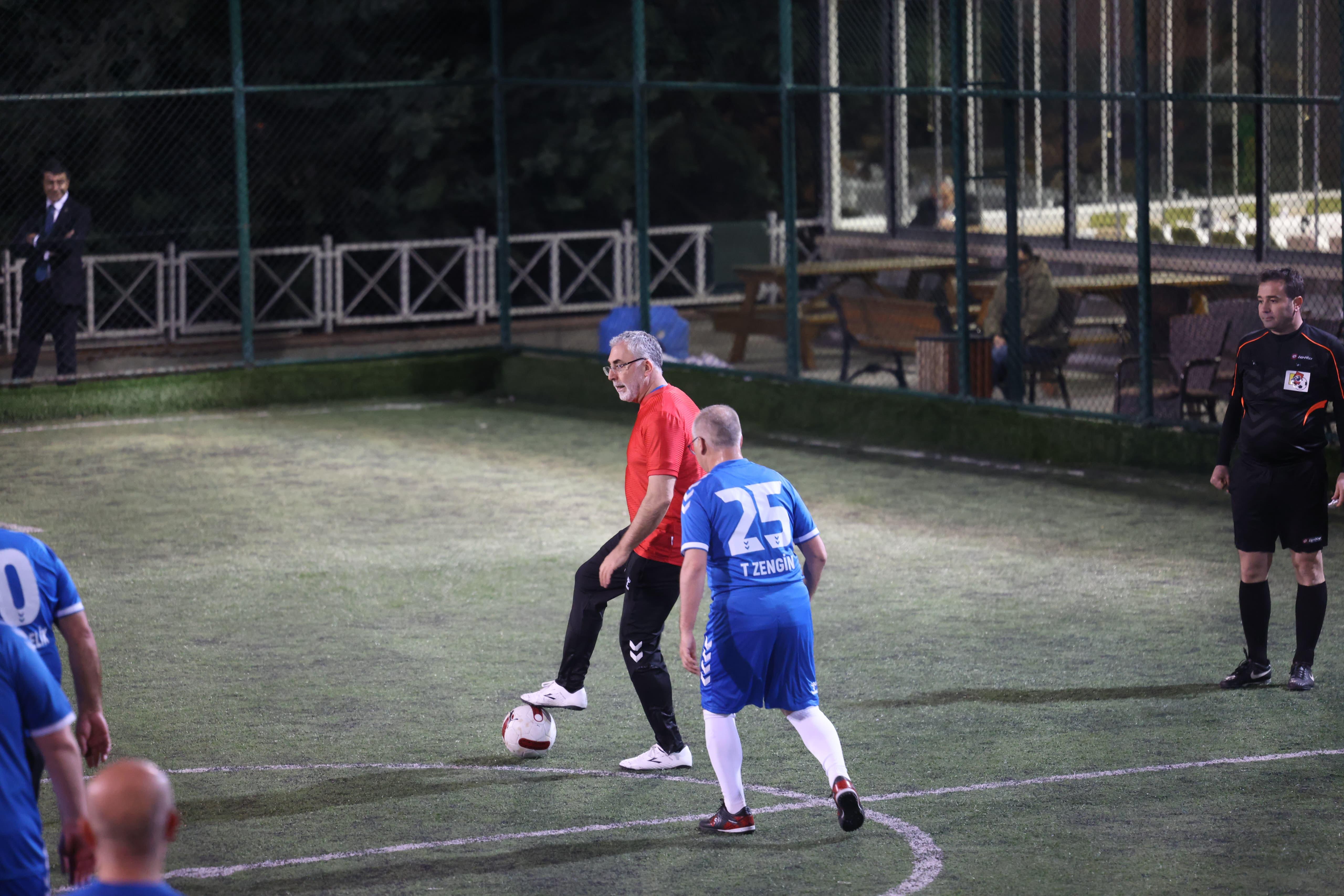 Bakanlığımız tarafından 1 Mayıs Emek ve Dayanışma Günü dolayısıyla düzenlenen “2. İşçi, İşveren ve Kamu Çalışanları Futbol Turnuvasında” Dış İlişkiler ve Avrupa Birliği Genel Müdürlüğümüz futbol takımı 3’üncü oldu.