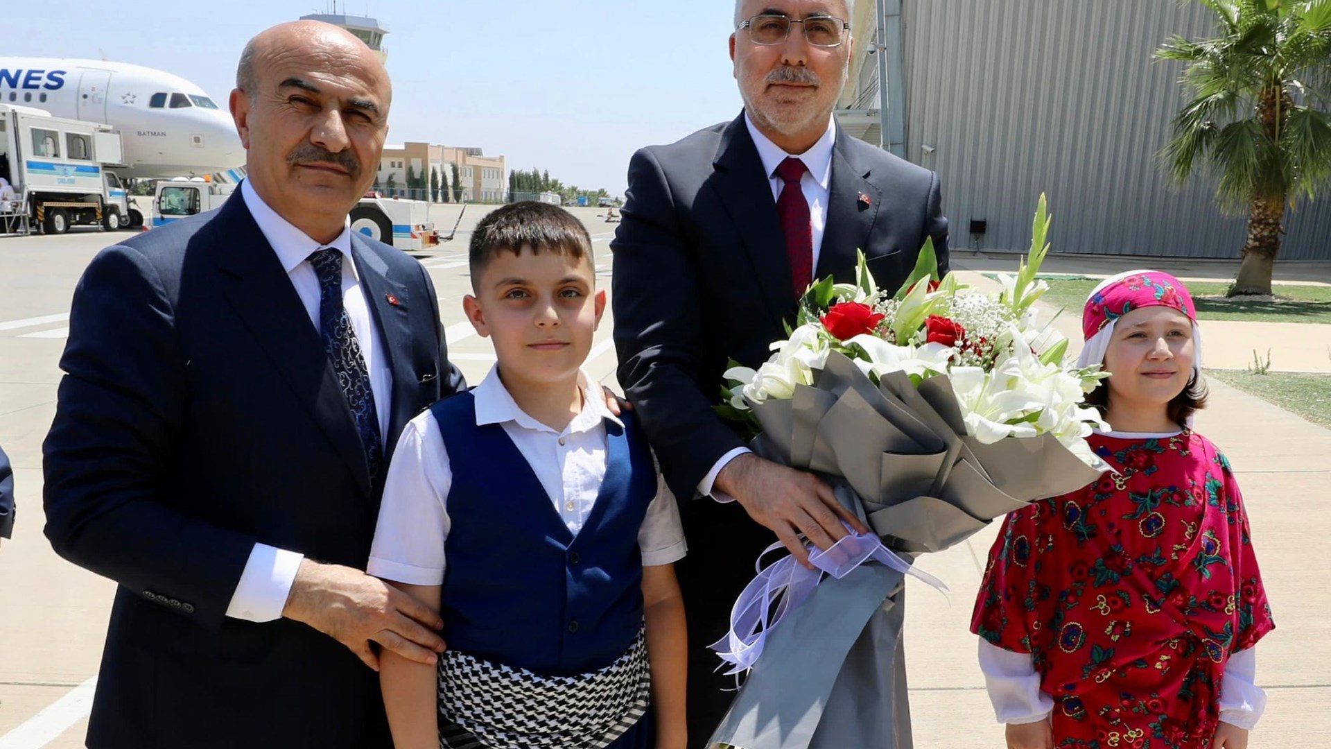 Çalışma ve Sosyal Güvenlik Bakanı Vedat Işıkhan, temasları kapsamında Mardin’de çeşitli ziyaretlerde bulundu.