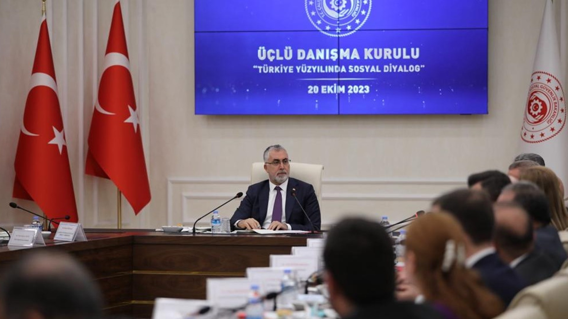 Çalışma barışının ve endüstri ilişkilerinin geliştirilmesi, çalışma hayatına yönelik mevzuat çalışmalarının ve uygulamalarının izlenmesi amacıyla oluşturulan Üçlü Danışma Kurulu, 5 yıl aranın ardından “Türkiye Yüzyılında Sosyal Diyalog” gündemiyle Çalışma ve Sosyal Güvenlik Bakanı Prof. Dr. Vedat Işıkhan Başkanlığında Bakanlıkta toplandı.