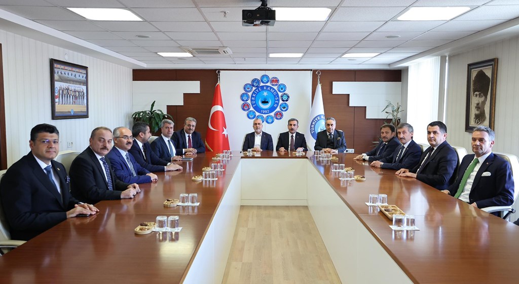 Çalışma ve Sosyal Güvenlik Bakanı Prof. Dr. Vedat Işıkhan, Türk-İş, Hak-İş, Türkiye Kamu-Sen, TESK ve TZOB Konfederasyonlarını ziyaret etti.