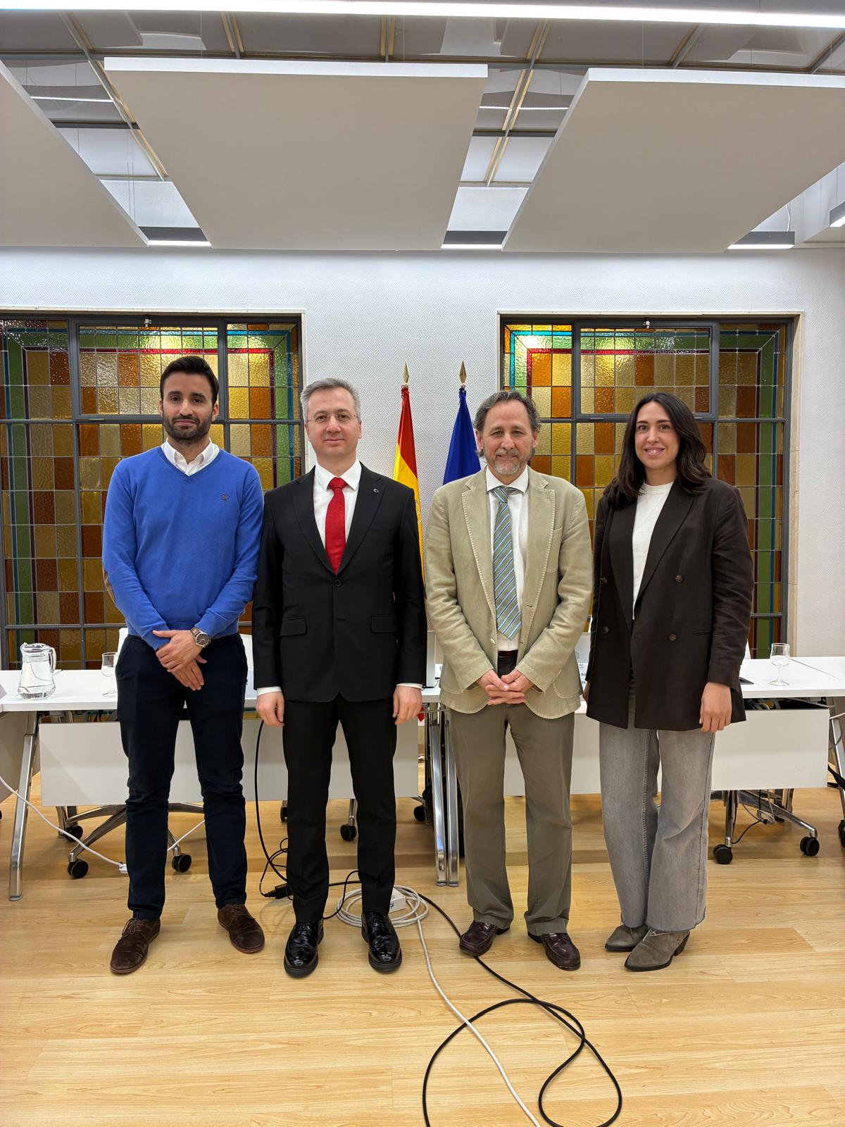 Rehberlik ve Teftiş Başkanımız Bekir Aktürk, Başkan Yardımcımız Resül Yılmaz ve beraberindeki heyet, 6 Mayıs 2025 tarihinde “İş Teftiş Rehberlik ve Sosyal Diyalog Yoluyla İşyeri Uyumunun Güçlendirilmesi Projesi” kapsamında gerçekleştirilen İspanya çalışma ziyaretlerine istinaden İspanya Çalışma ve Sosyal Ekonomi Bakanlığı Merkez Binası’nda düzenlenen “İş Teftişi Faaliyet Planlaması” toplantısına katıldı.