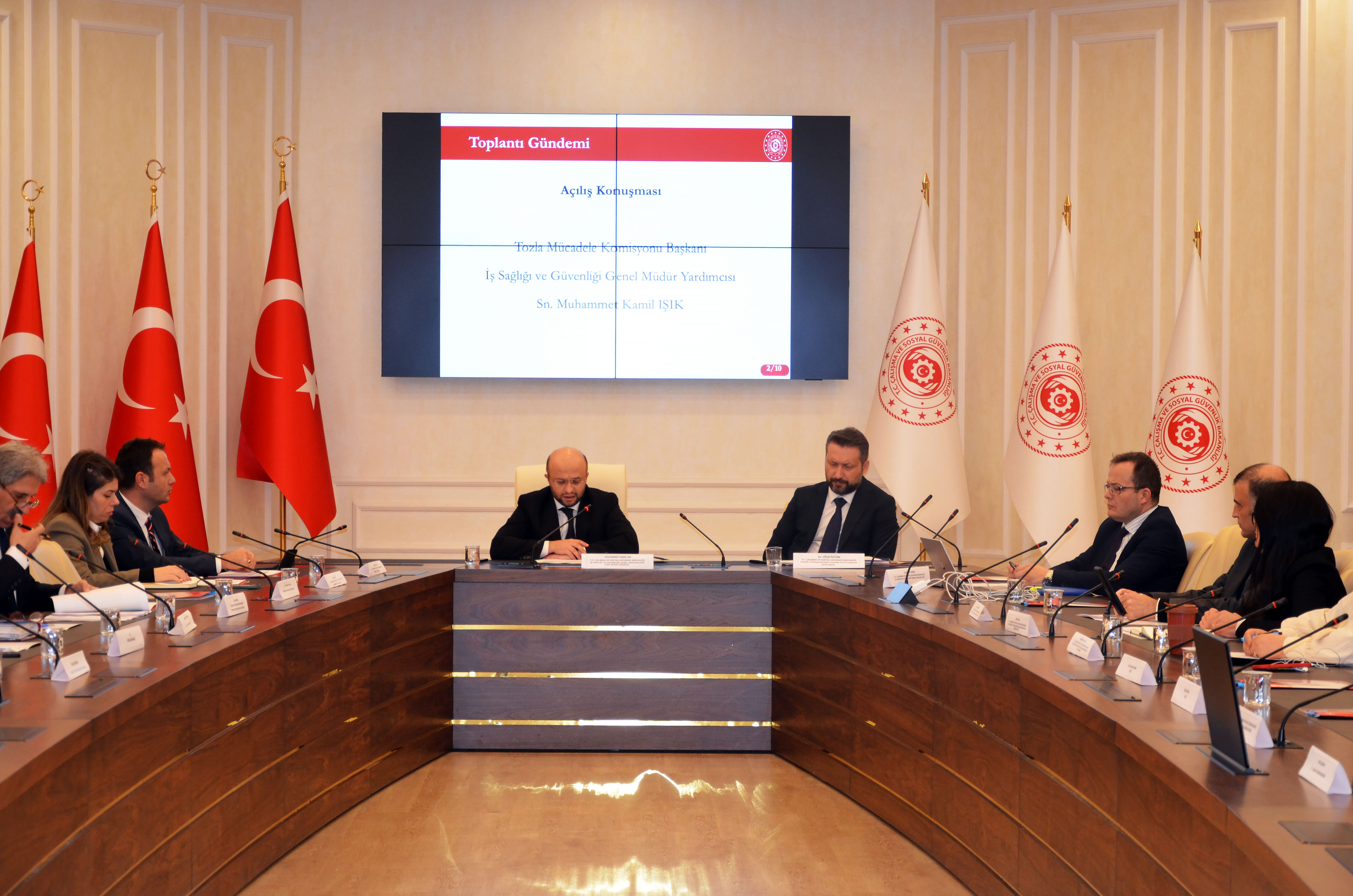 Çalışma hayatında tozla ilgili konularda ihtiyaç ve öncelikleri belirlemek, teknik ve tıbbi açıdan öneriler geliştirmek amacıyla faaliyetlerini sürdüren Tozla Mücadele Komisyonu, 66. toplantısını 28 Kasım 2024 tarihinde Bakanlığımız Reşat Moralı Toplantı Salonu’nda gerçekleştirdi.