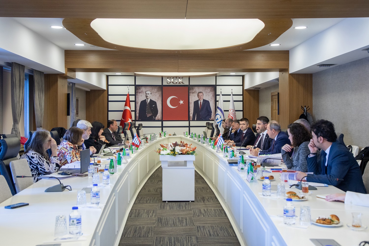 Bakanlığımız ile Yunanistan Çalışma ve Sosyal Güvenlik Bakanlığı temsilcileri, sosyal güvenlik anlaşmasının ikinci tur müzakereleri için 22-23 Ekim tarihleri arasında Ankara’da bir araya geldi.