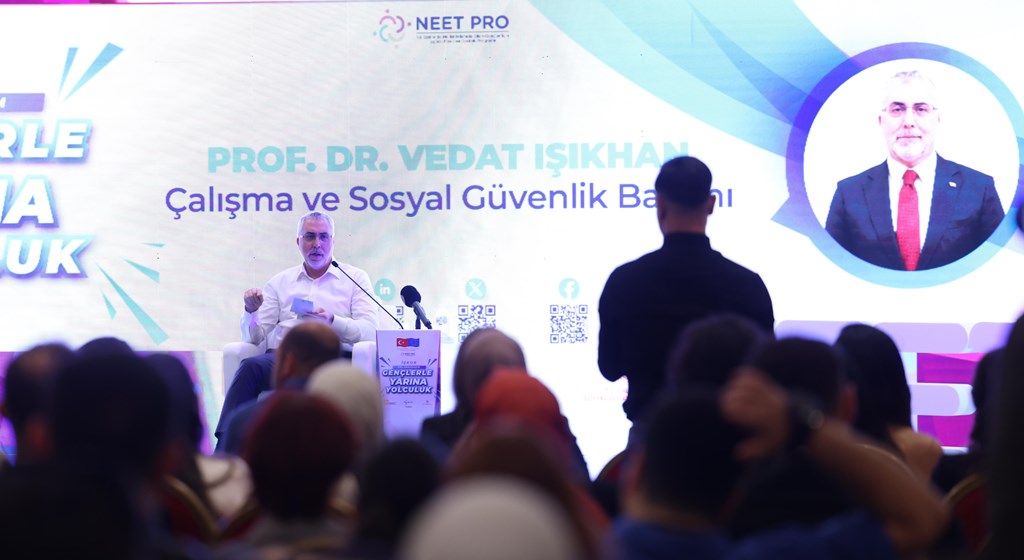 Çalışma ve Sosyal Güvenlik Bakanı Prof. Dr. Vedat Işıkhan, İŞKUR NEET PRO kapsamında ‘Gençlerle Yarına Yolculuk’ Programında gençlerle bir araya gelerek, sorularını yanıtladı.