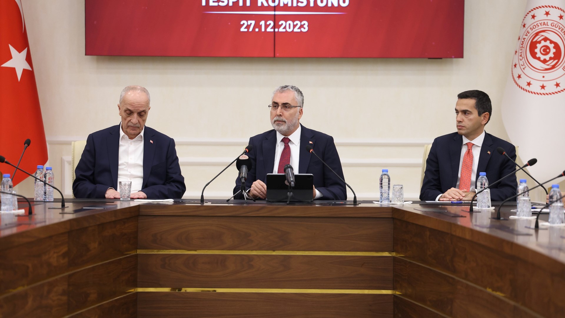 Asgari Ücret Tespit Komisyonu’nun 2024 yılı için yeni asgari ücret rakamının belirlenmesi amacıyla yürüttükleri çalışmaların ardından Ocak ayından itibaren geçerli olacak yeni asgari ücret tutarı Çalışma ve Sosyal Güvenlik Bakanı Prof. Dr. Vedat Işıkhan tarafından Çalışma ve Sosyal Güvenlik Bakanlığı Reşat Moralı Toplantı Salonu’nda düzenlenen toplantıda bir önceki döneme göre yüzde 49 oranında yapılan zam ile 17 bin 2 TL olarak açıklandı.