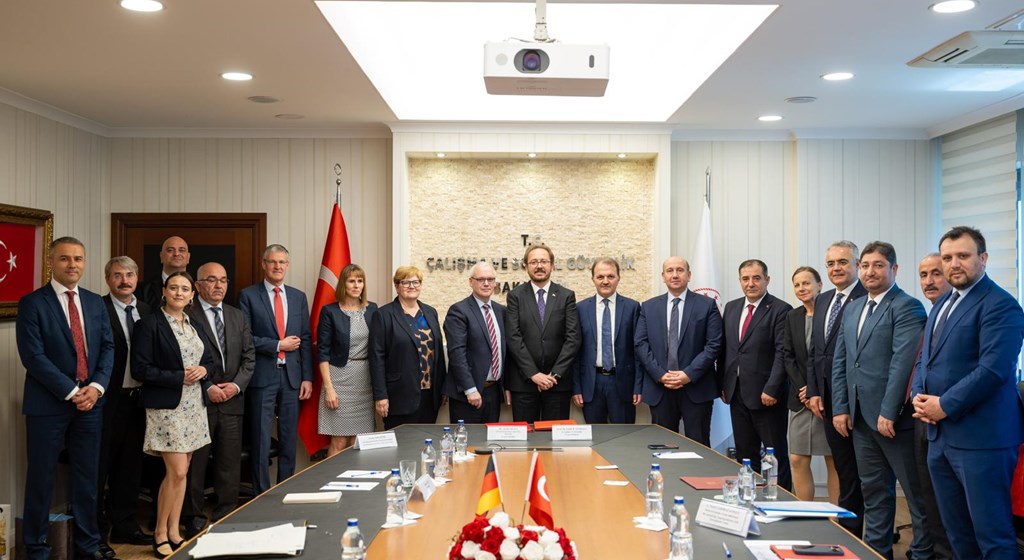 Almanya Federal Cumhuriyeti Çalışma ve Sosyal İşler Bakanlığı Parlamenter Müsteşarı Anette Kramme başkanlığındaki heyet, Bakanığımızı ziyaret ederek, Bakanlıklararası ilişkilerin güçlendirilmesi ve işbirliği olanaklarını ele aldı.