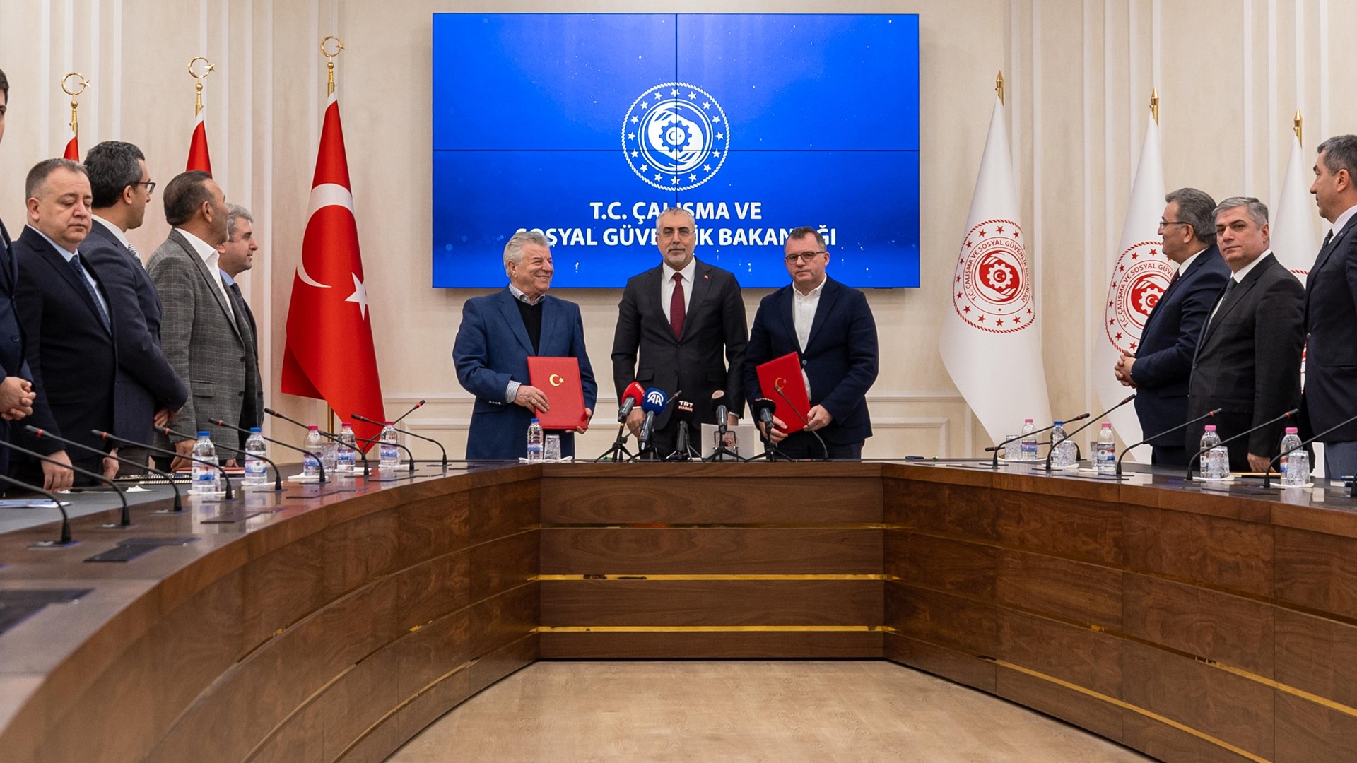 Bakan Işıkhan, Polonez işletmesinde yaklaşık 6 aydır devam eden eylemlere ilişkin açıklamalarda bulundu.