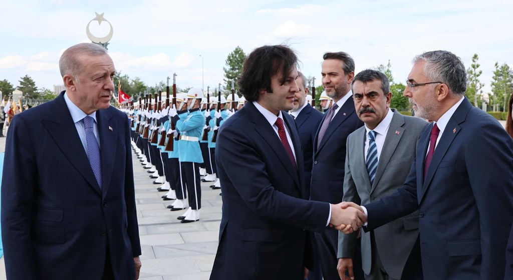 Çalışma ve Sosyal Güvenlik Bakanı Prof. Dr. Vedat Işıkhan, Cumhurbaşkanı Recep Tayyip Erdoğan’ın riyasetinde Cumhurbaşkanlığı Külliyesi’nde Gürcistan Başbakanı İrakli Kobakhidze’nin resmî kabulüne iştirak etti.