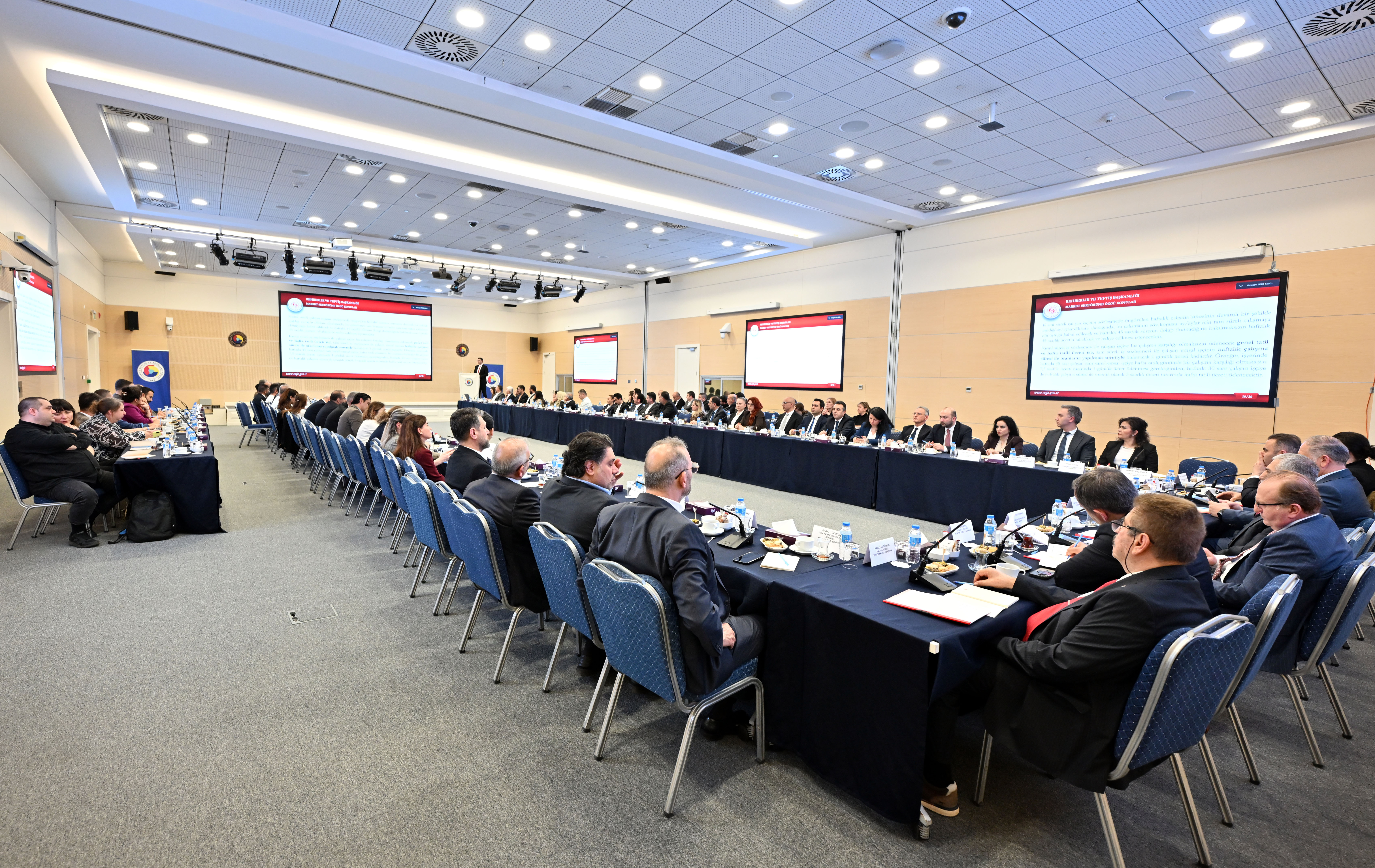 Rehberlik ve Teftiş Başkanlığı tarafından perakende sektöründe yürütülen programlı teftiş faaliyetlerine ilişkin farkındalığı artırmak amacıyla düzenlenen rehberlik ve bilgilendirme toplantısı, 7 Mayıs 2026 tarihinde Türkiye Odalar ve Borsalar Birliği (TOBB) ev sahipliğinde gerçekleştirildi.