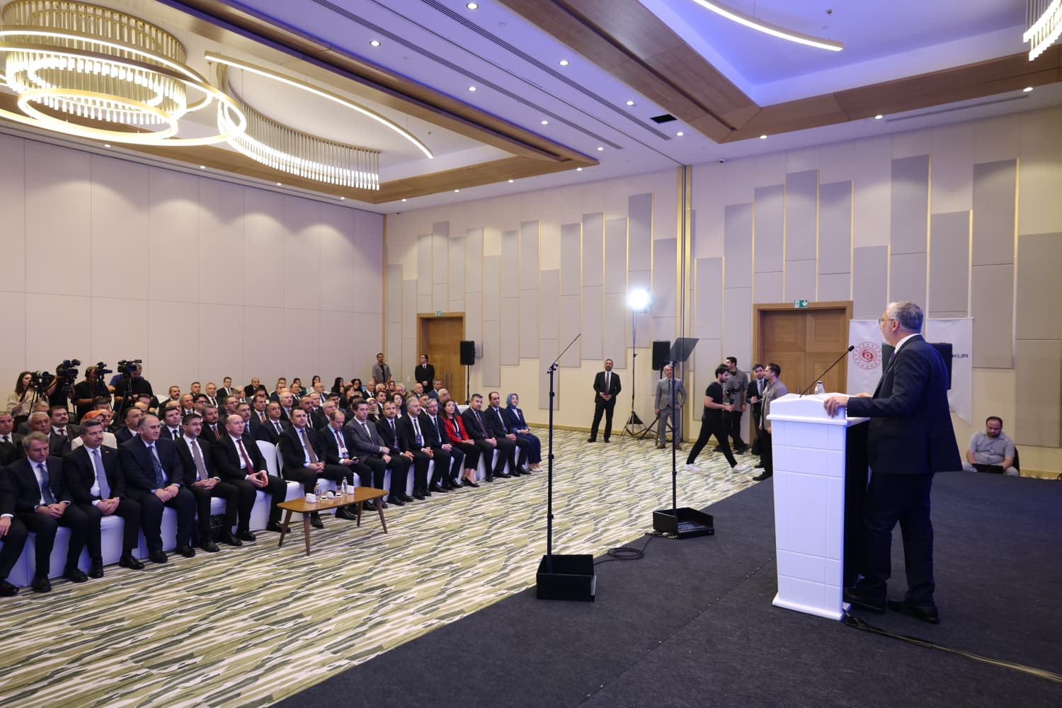 Çalışma ve Sosyal Güvenlik Bakanı Prof. Dr. Vedat Işıkhan, çeşitli ziyaretlerde bulunmak ve programlara katılmak üzere bulunduğu Antalya’da Türkiye İş Kurumu (İŞKUR) İl Müdürleri İstişare Toplantısı’na katıldı.