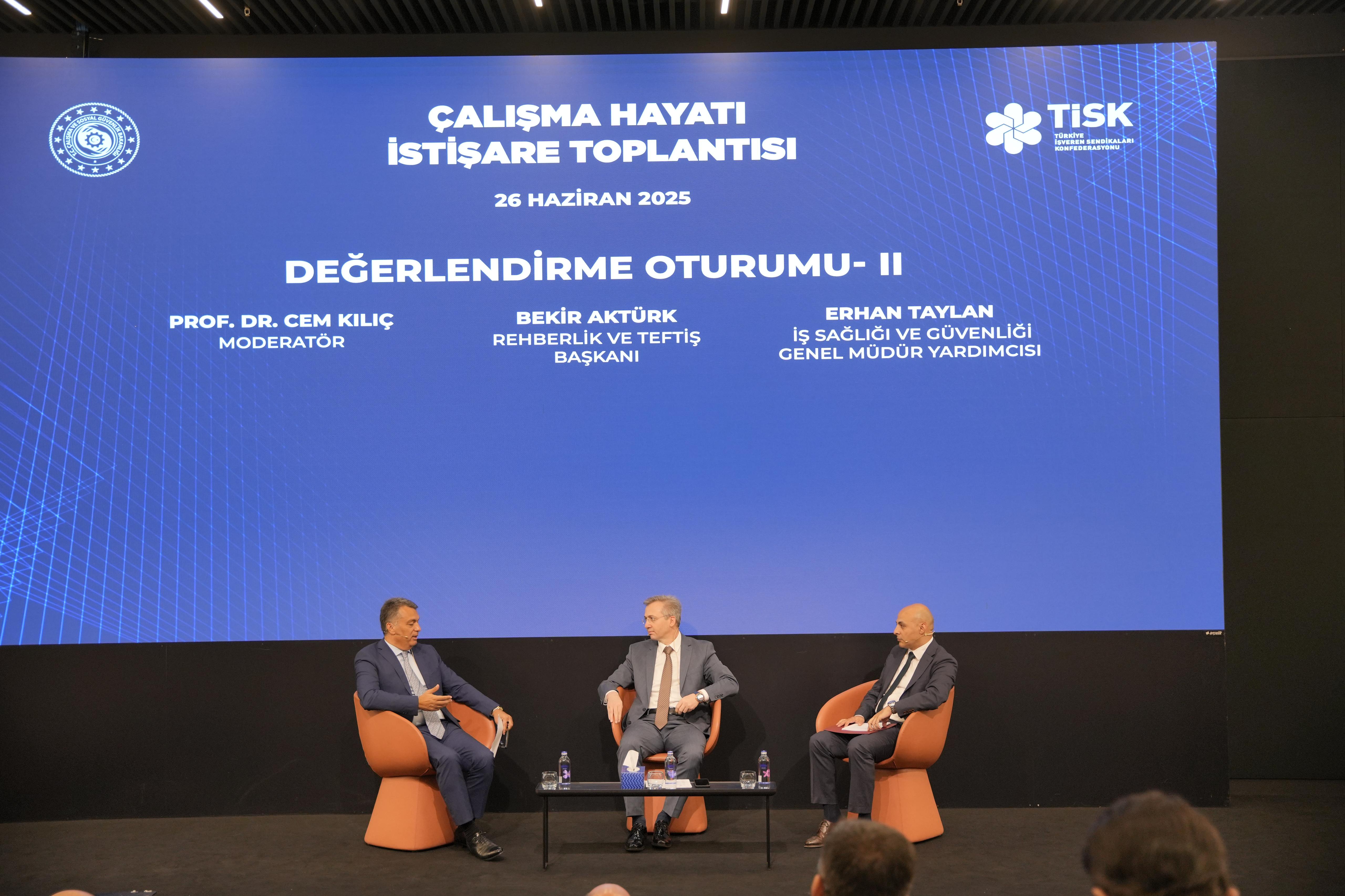 Bakanlığımız ile Türkiye İşveren Sendikaları Konfederasyonu işbirliğinde düzenlenen “Çalışma Hayatı İstişare Toplantısı” Bakanımız Sayın Prof. Dr. Vedat Işıkhan’ın teşrifleriyle 26 Haziran 2025 tarihinde MESS Teknoloji Merkezi’nde gerçekleştirildi.