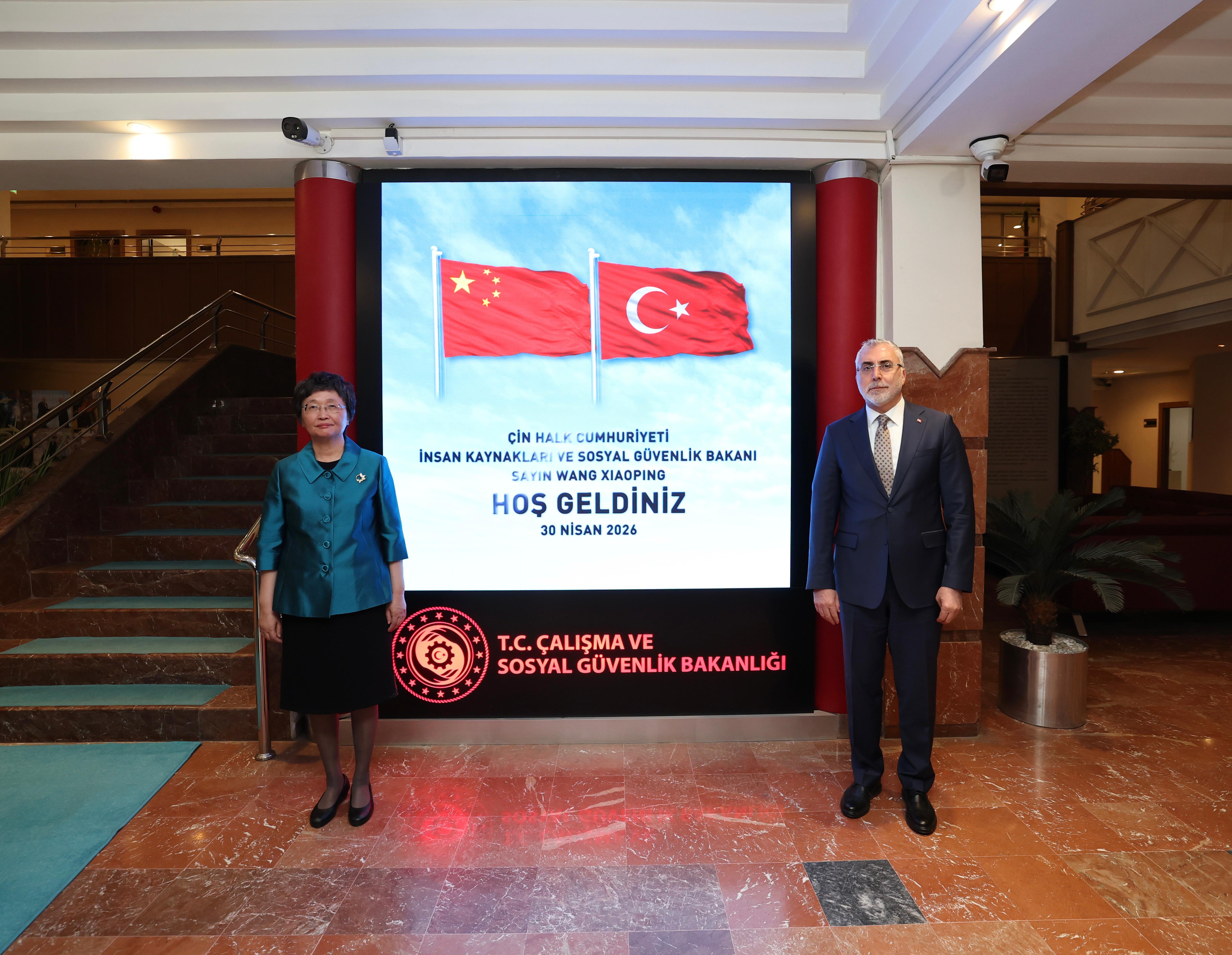Bakan Işıkhan, Çinli Mevkidaşı Wang Xiaoping ile Bakanlıkta Bir Araya Geldi