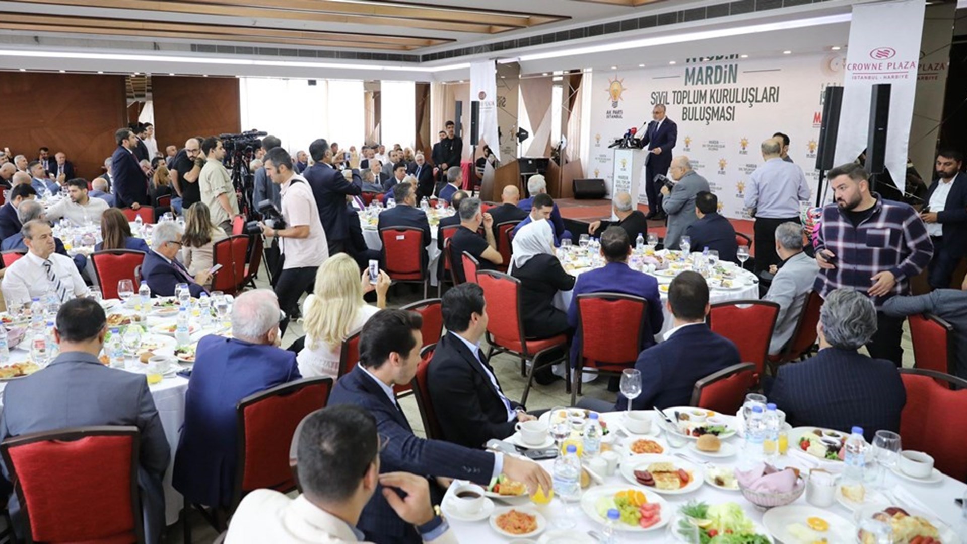 Çalışma ve Sosyal Güvenlik Bakanı Prof. Dr. Vedat Işıkhan, çeşitli ziyaretlerde bulunmak ve programlara katılmak üzere İstanbul’a gitti.