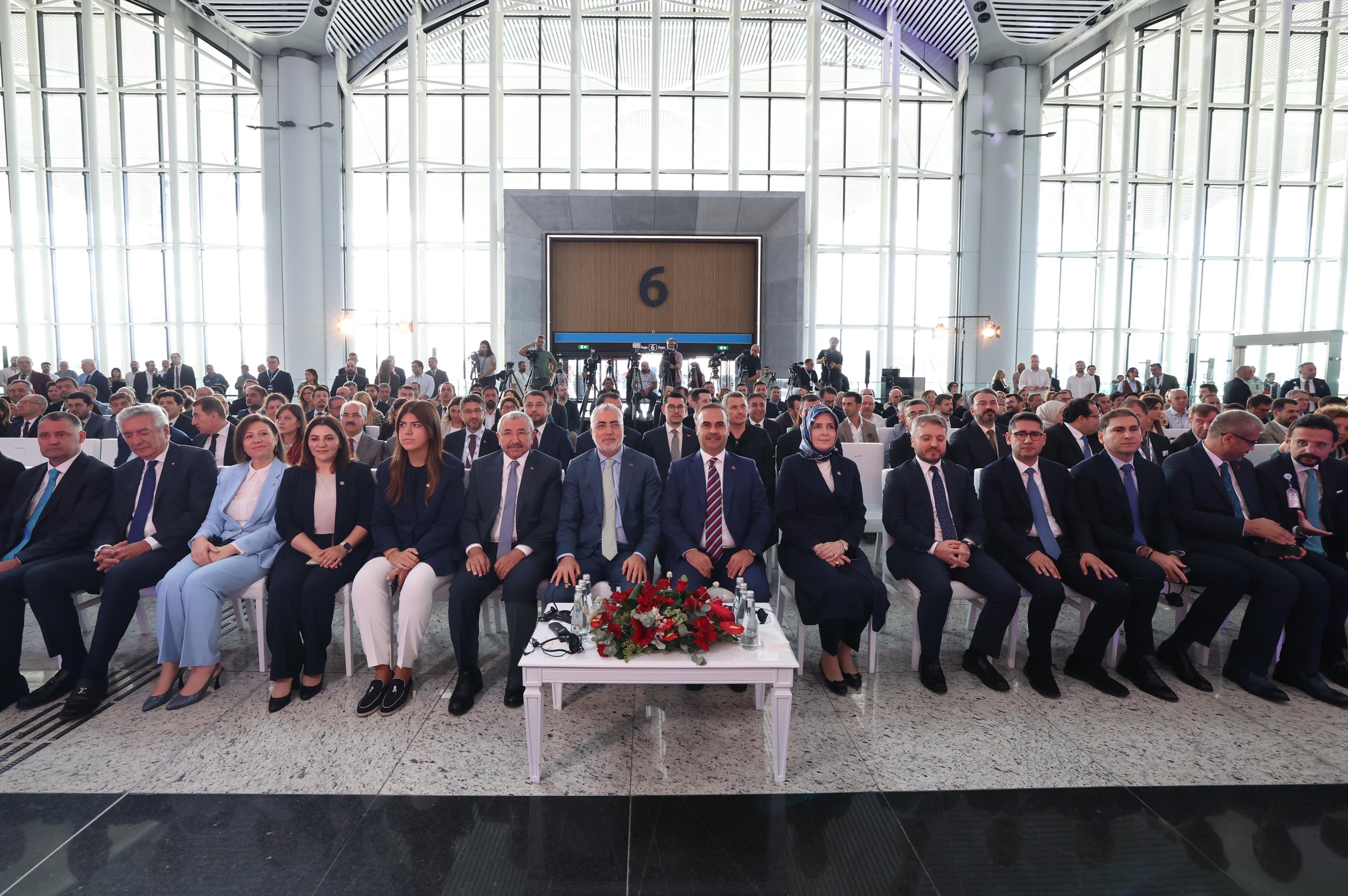 Çalışma ve Sosyal Güvenlik Bakanı Vedat Işıkhan, Türkiye Tech Visa programı ile Türkiye'de start-up girişimi kurmak isteyen yabancılara, hızlandırılmış ve istisnai usule tabi çalışma izni süreçleri sunacaklarını ve ilk başvuruda 3 yıla kadar çalışma izni düzenleyeceklerini belirterek, 'Bu sayede bürokratik süreci kısaltarak hızlı işleyen bu sektörün ihtiyacını karşılayan idari bir süreç işleteceğiz.' dedi.