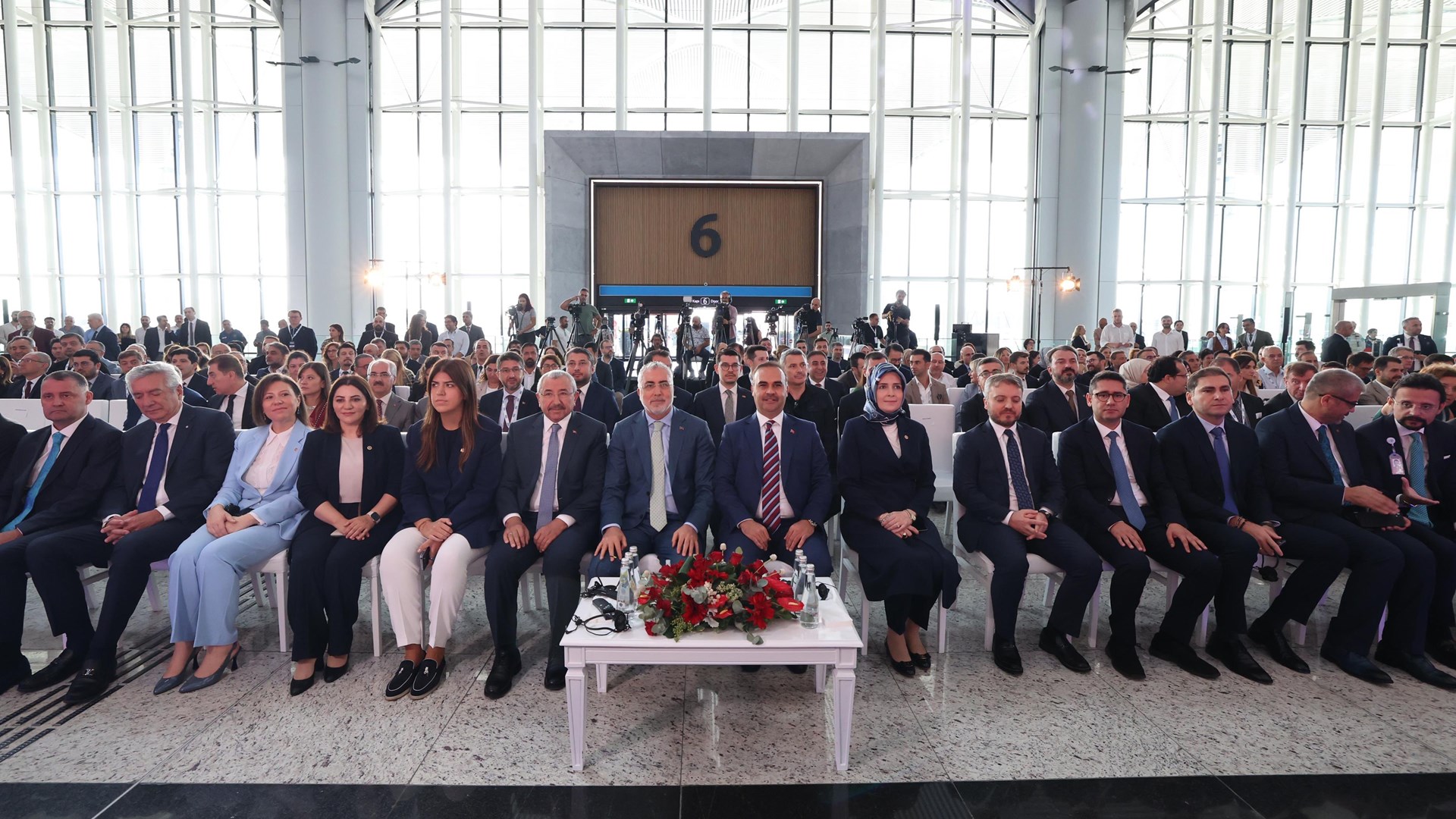 Çalışma ve Sosyal Güvenlik Bakanı Vedat Işıkhan, Türkiye Tech Visa programı ile Türkiye'de start-up girişimi kurmak isteyen yabancılara, hızlandırılmış ve istisnai usule tabi çalışma izni süreçleri sunacaklarını ve ilk başvuruda 3 yıla kadar çalışma izni düzenleyeceklerini belirterek, 'Bu sayede bürokratik süreci kısaltarak hızlı işleyen bu sektörün ihtiyacını karşılayan idari bir süreç işleteceğiz.' dedi.