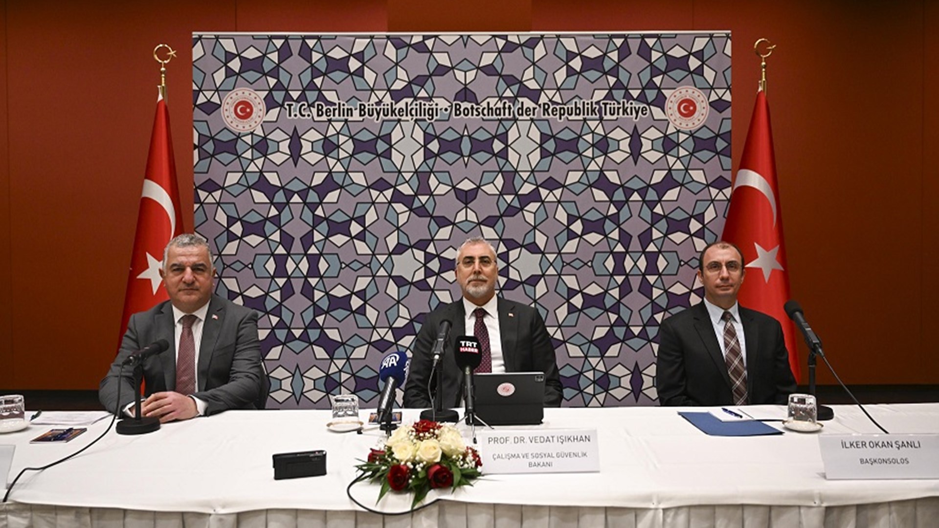 Bakan Işıkhan, Berlin’de Türk Sivil Toplum Kuruluşlarının Temsilcileri ve İş İnsanlarıyla Bir Araya Geldi