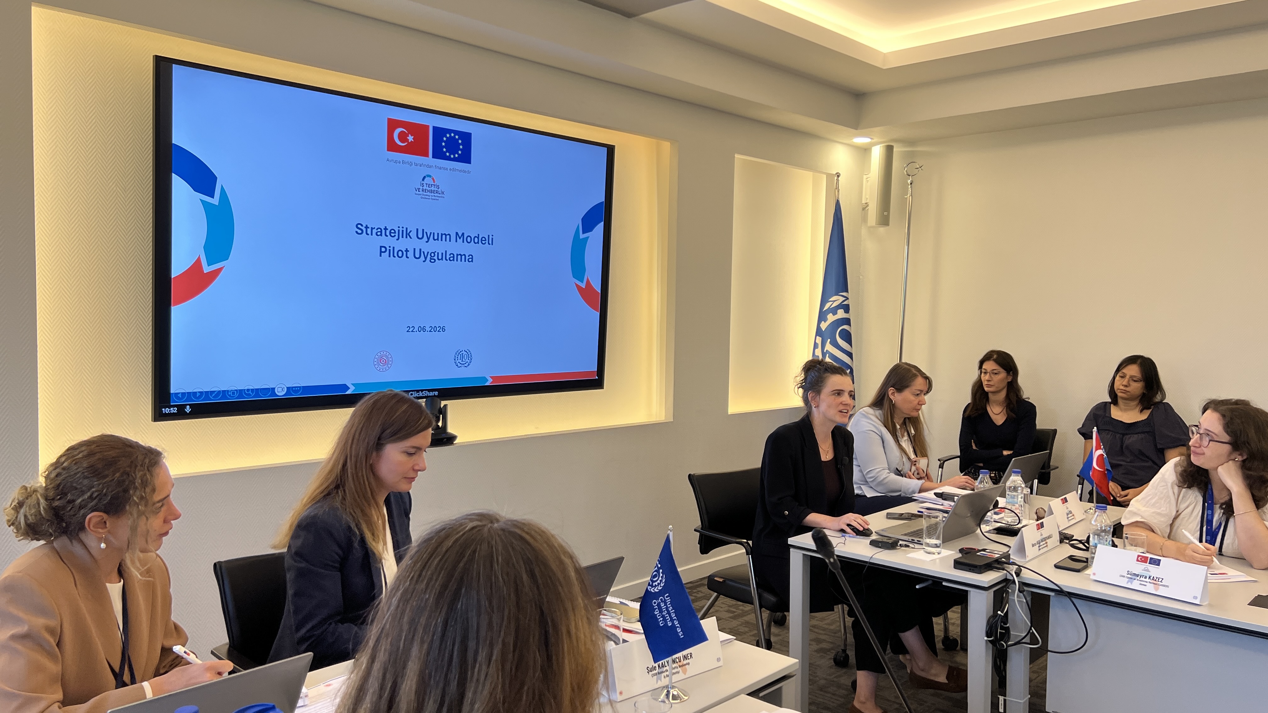 “İş Teftiş, Rehberlik ve Sosyal Diyalog Yoluyla İşyeri Uyumunun Güçlendirilmesi” Projesi çerçevesinde düzenlenen 6. Yönlendirme Komitesi Toplantısı, 22 Haziran 2026 tarihinde ILO Türkiye Ofisi’nde gerçekleştirildi.
