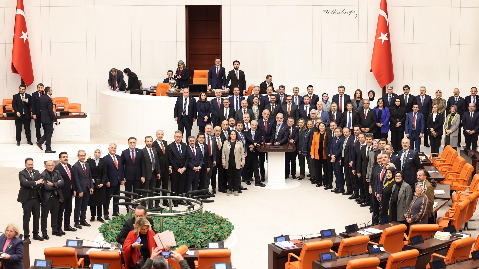 Çalışma ve Sosyal Güvenlik Bakanı Prof. Dr. Vedat Işıkhan, TBMM Genel Kurulunda, Bakanlığın 2024 yılı bütçesi üzerinde konuşma yaptı.