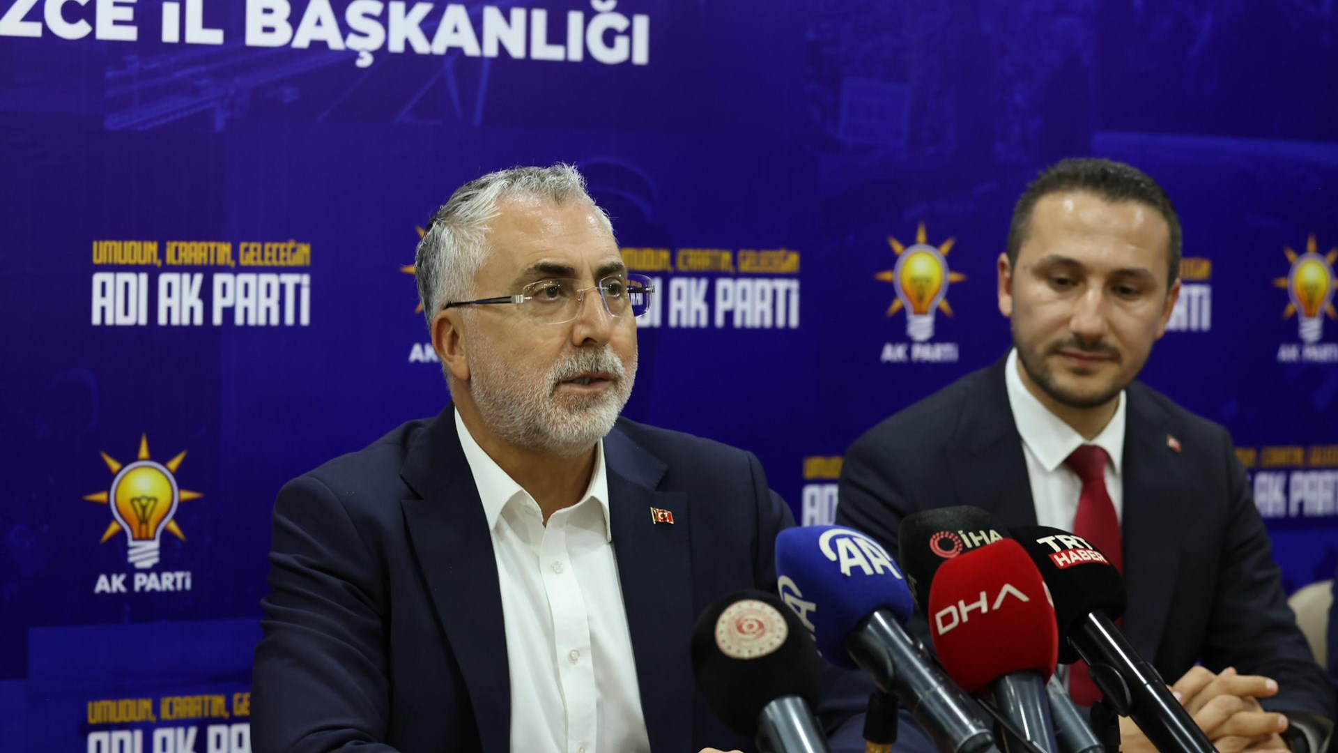 Çalışma ve Sosyal Güvenlik Bakanı Prof. Dr. Vedat Işıkhan, çeşitli ziyaretlerde bulunmak ve AK Parti Düzce İl Danışma Meclisi Toplantısı’na katılmak üzere Düzce’ye gitti.