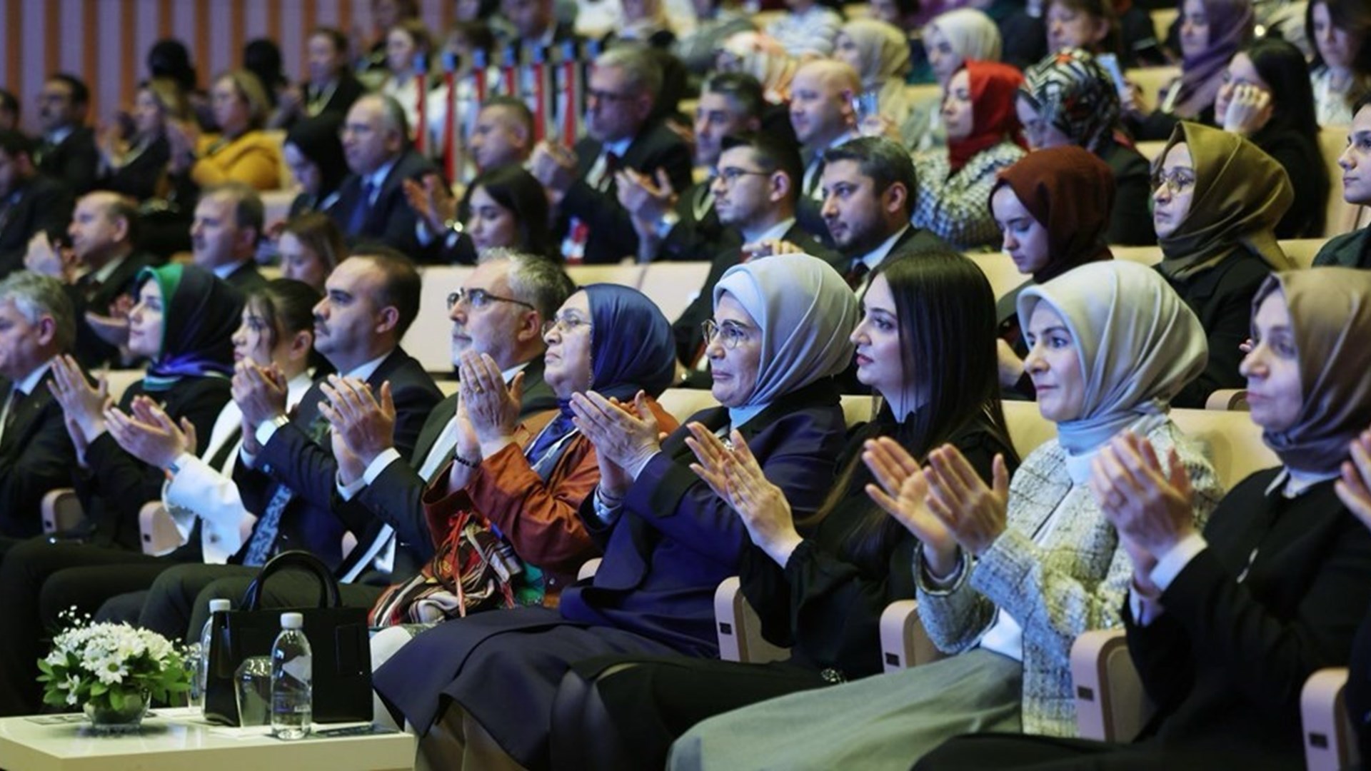 Çalışma ve Sosyal Güvenlik Bakanı Prof. Dr. Vedat Işıkhan, Çalışma ve Sosyal Güvenlik Bakanlığı tarafından Cumhurbaşkanı Recep Tayyip Erdoğan’ın Eşi Emine Erdoğan’ın teşrifleriyle Atatürk Kültür Merkezi’nde (AKM) düzenlenen “Milli Müdafaadan Milli Kalkınmaya Türkiye Yüzyılı’ nın Kadınları Yüzyılın Kadın İstihdamı İş-Pozitif Tanıtım Programı” na katıldı.