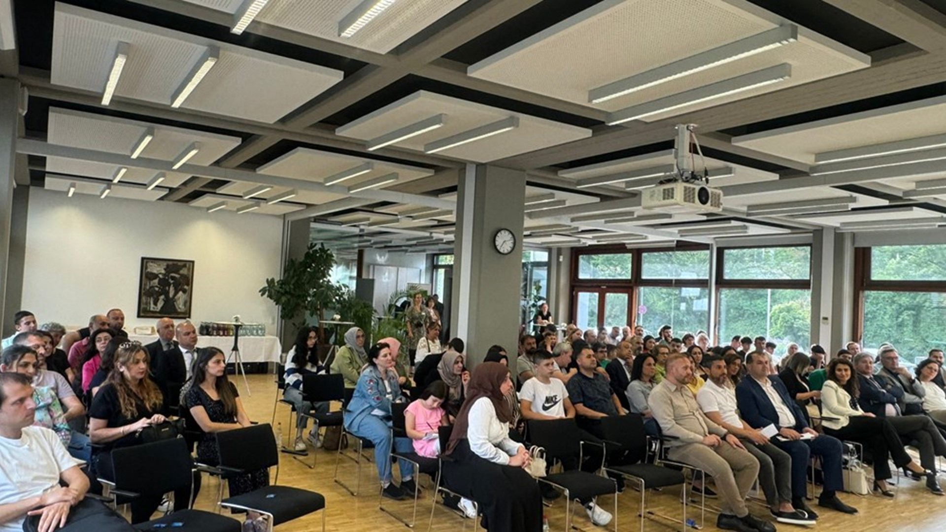 In the run-up to the summer holidays, the Stuttgart Attaché Office for Labour and Social Security provided young people and their parents with comprehensive information on post-school vocational training and higher education options.