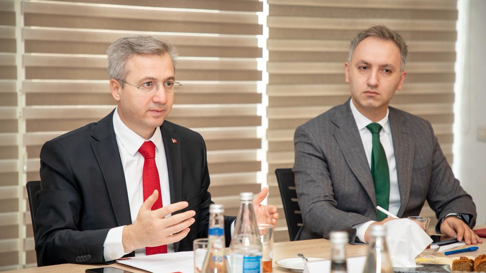 Azerbaycan'a gerçekleştirilen çalışma ziyaretinin 24 Eylül 2025 tarihli programında, iş müfettişliği faaliyetlerinin dijitalleştirilmesi ve iş gücünün korunması alanındaki güncel konular üzerine odaklanan toplantılar düzenlendi. Rehberlik ve Teftiş Başkanımız Bekir Aktürk ve beraberindeki heyet, Azerbaycanlı mevkidaşlarıyla tecrübe paylaşımında bulundu.