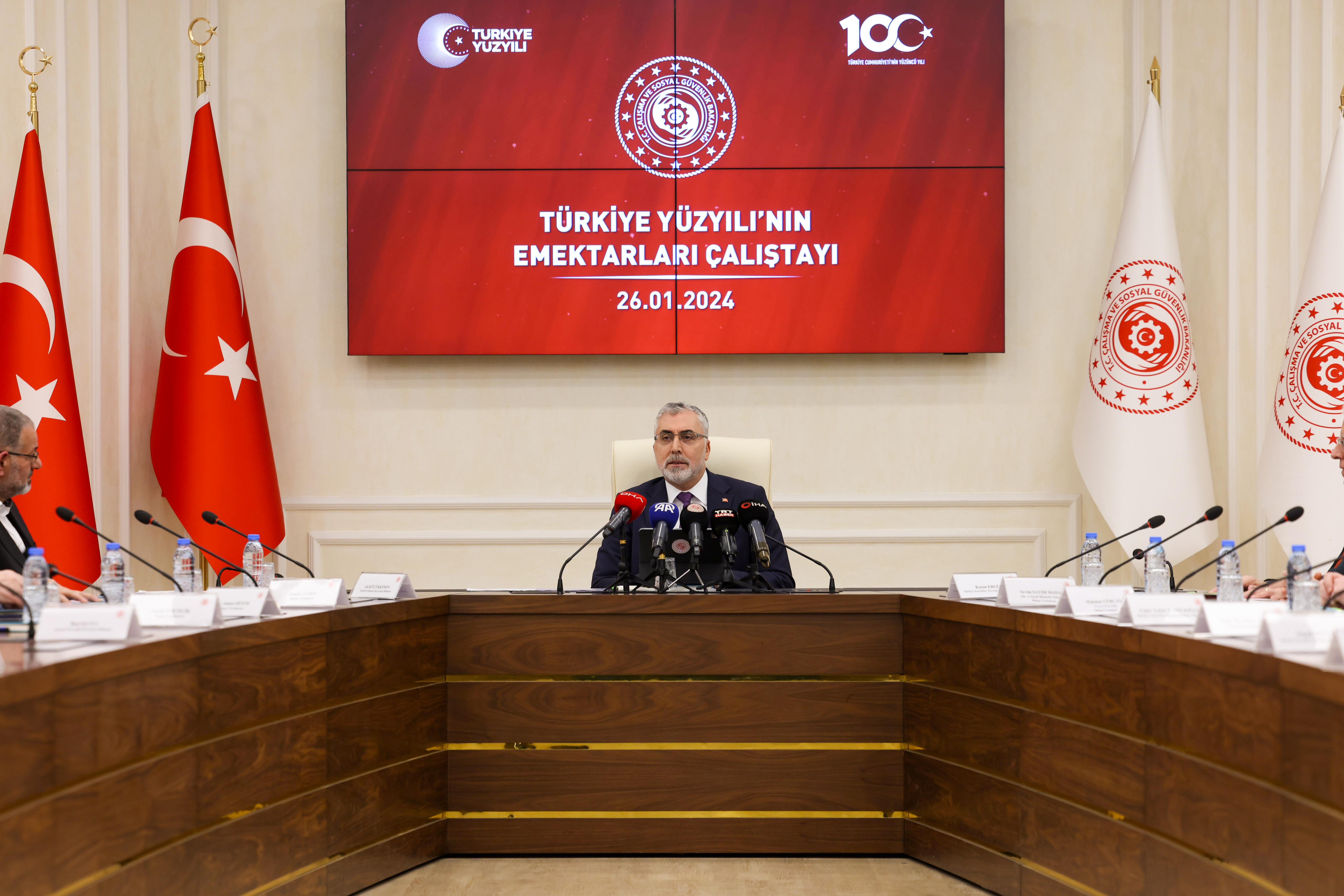 Çalışma ve Sosyal Güvenlik Bakanı Prof. Dr. Vedat Işıkhan, Çalışma ve Sosyal Güvenlik Bakanlığı ev sahipliğinde Reşat Moralı Toplantı Salonu’nda düzenlenen “Türkiye Yüzyılı’nın Emektarları Çalıştayı” na katıldı.