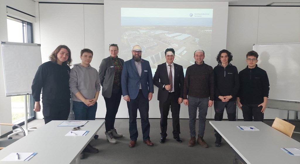 Erasmus Mesleki Eğitim Akreditasyonu kapsamında Almanya’da bulunan Bursa Karacabey Mesleki ve Teknik Anadolu Lisesi öğrencileri, Hannover Çalışma ve Sosyal Güvenlik Ataşeliğimizi ziyaret etti.