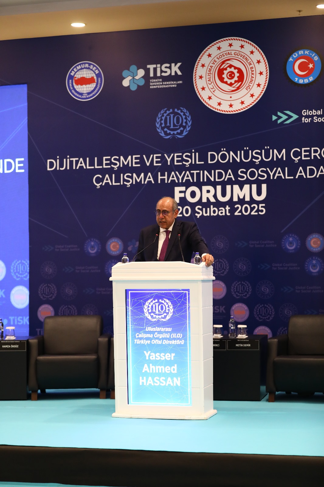 20 Şubat Dünya Sosyal Adalet Günü vesilesiyle, Bakanlığımızın öncülüğünde ve Küresel Sosyal Adalet Koalisyonu kapsamında düzenlenen “Dijitalleşme ve Yeşil Dönüşüm Çerçevesinde Sosyal Adalet Forumu” geniş katılımla gerçekleştirildi. Forum, Türkiye İşveren Sendikaları Konfederasyonu (TİSK), Türkiye İşçi Sendikaları Konfederasyonu (TÜRK-İŞ), Memur Sendikaları Konfederasyonu (MEMUR-SEN) ve Türkiye Kamu Çalışanları Sendikaları Konfederasyonu (KAMU-SEN) işbirliğiyle düzenlendi.