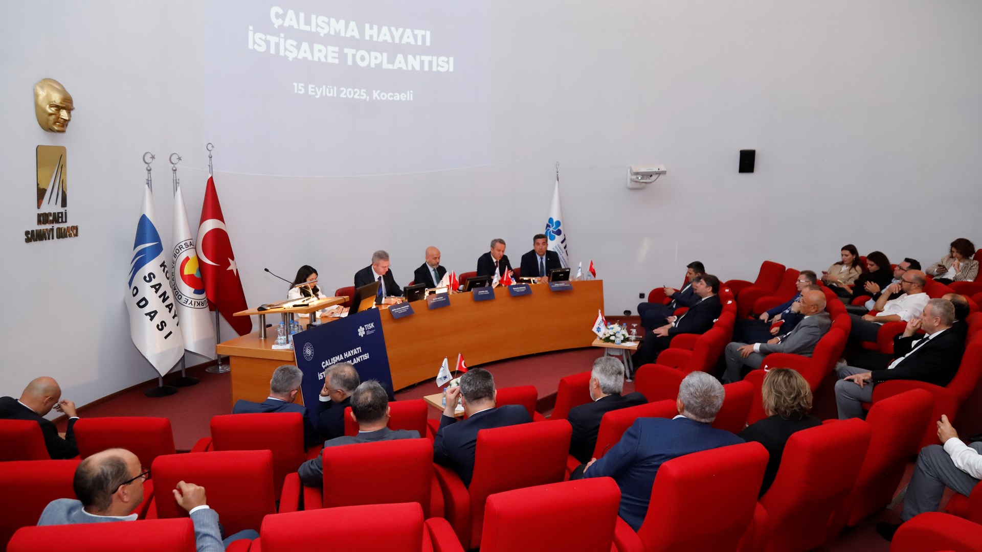 Bakanlığımız ile Türkiye İşveren Sendikaları Konfederasyonu (TİSK) iş birliğinde düzenlenen “Çalışma Hayatı İstişare Toplantısı” 15 Eylül 2025 tarihinde Kocaeli Sanayi Odası’nda gerçekleştirildi.
