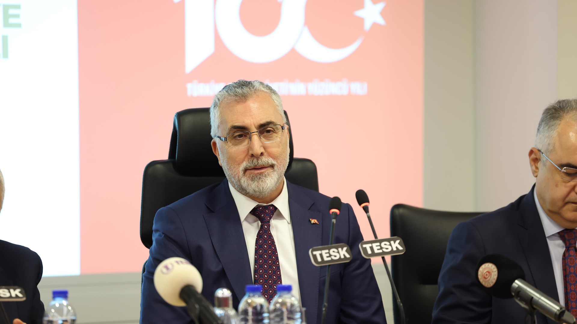 Çalışma ve Sosyal Güvenlik Bakanı Prof. Dr. Vedat Işıkhan, Türkiye Esnaf ve Sanatkarları Konfederasyonu’nun (TESK) Aylık İstişare Toplantısına katıldı.