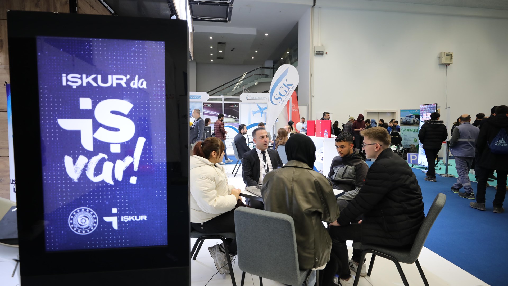 Çalışma ve Sosyal Güvenlik Bakanı Prof. Dr. Vedat Işıkhan, Türkiye Verimlilik Vakfı ve Ankara Bilim Üniversitesinin ev sahipliğinde ATO Congresium'da düzenlenen "Gelecek İçin Teknolojiler" temalı 6. Verimlilik ve Teknoloji Fuarı'nı ziyaret etti.