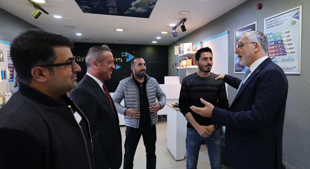 Çalışma ve Sosyal Güvenlik Bakanı Prof. Dr. Vedat Işıkhan, çeşitli ziyaretlerde bulunmak ve programlara katılmak üzere Hakkari’ye gitti.