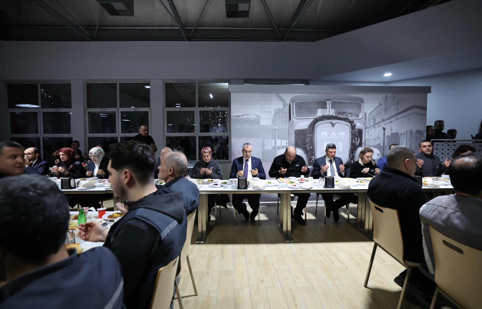 Bakan Işıkhan, İlk İftarını Fabrikada İşçilerle Yaptı