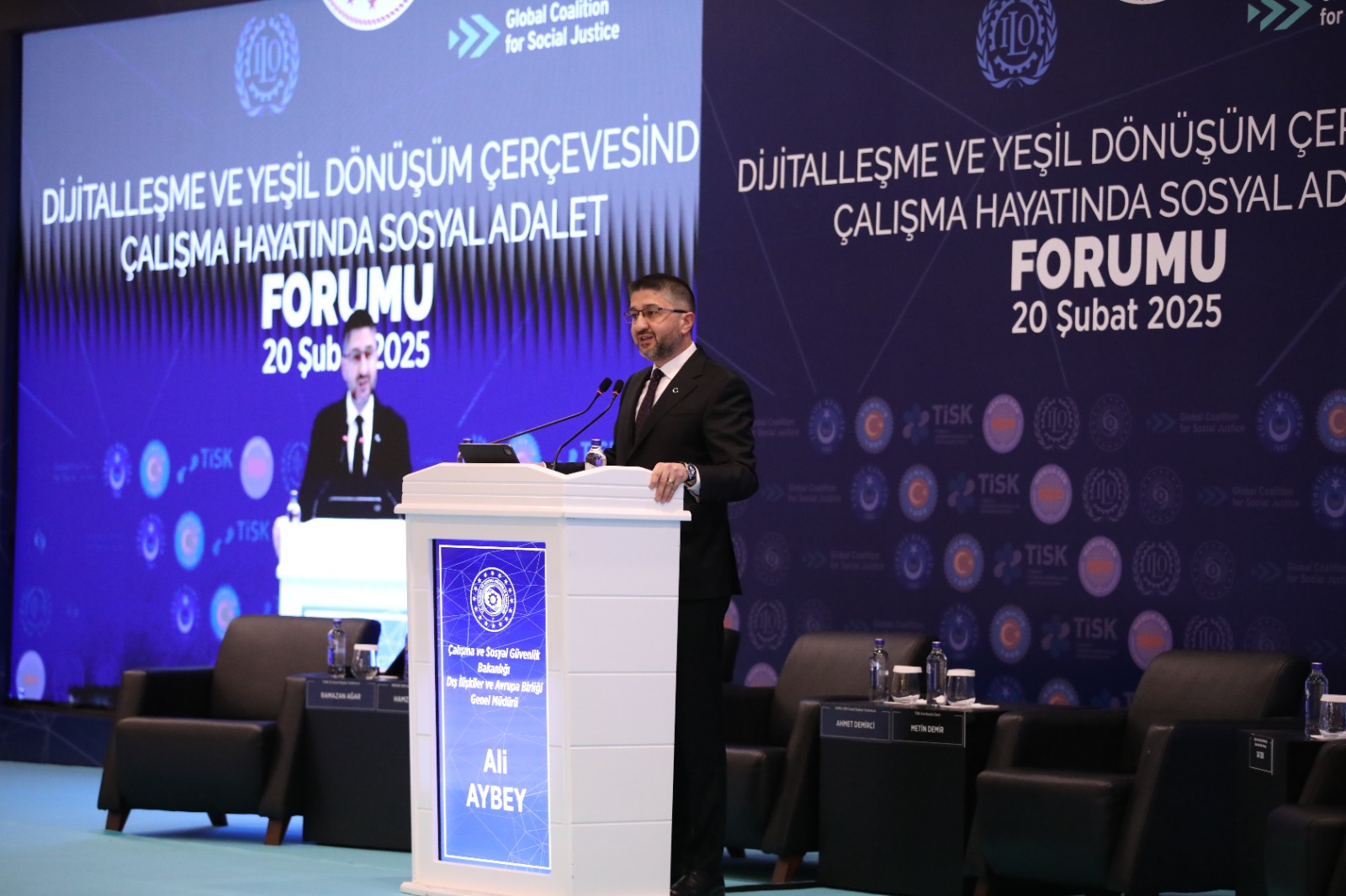 20 Şubat Dünya Sosyal Adalet Günü vesilesiyle, Bakanlığımızın öncülüğünde ve Küresel Sosyal Adalet Koalisyonu kapsamında düzenlenen “Dijitalleşme ve Yeşil Dönüşüm Çerçevesinde Sosyal Adalet Forumu” geniş katılımla gerçekleştirildi. Forum, Türkiye İşveren Sendikaları Konfederasyonu (TİSK), Türkiye İşçi Sendikaları Konfederasyonu (TÜRK-İŞ), Memur Sendikaları Konfederasyonu (MEMUR-SEN) ve Türkiye Kamu Çalışanları Sendikaları Konfederasyonu (KAMU-SEN) işbirliğiyle düzenlendi.