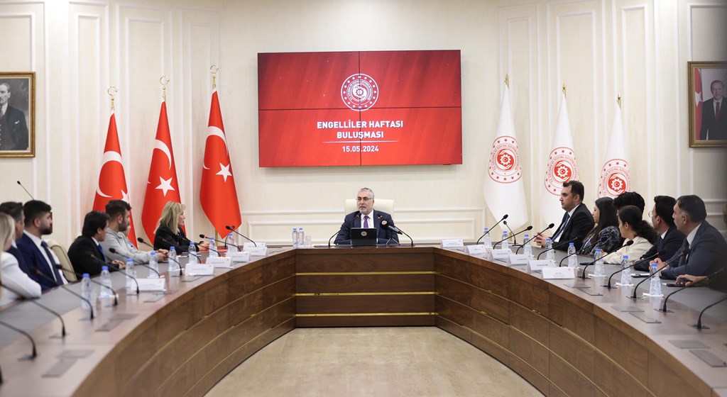 Çalışma ve Sosyal Güvenlik Bakanı Prof. Dr. Vedat Işıkhan, Çalışma ve Sosyal Güvenlik Bakanlığı Reşat Moralı Toplantı Salonu’nda SERÇEV (Serebral Palsili Çocuklar Derneği) ve İŞKUR’dan yararlanan engelli bireylerle bir araya geldi.