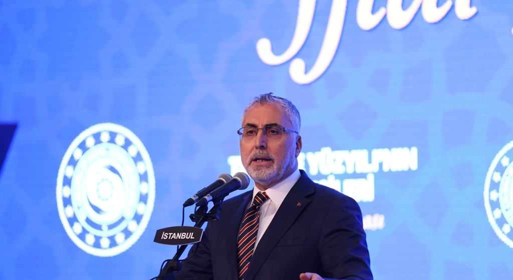 Çalışma ve Sosyal Güvenlik Bakanı Prof. Dr. Vedat Işıkhan, Cumhurbaşkanı Recep Tayyip Erdoğan’ın teşrifleriyle İstanbul Haliç Kongre Merkezi’nde düzenlenen “Türkiye Yüzyılı’nın Emekçileri İftar Buluşması” Programında işçi ve işverenlerle bir araya geldi.