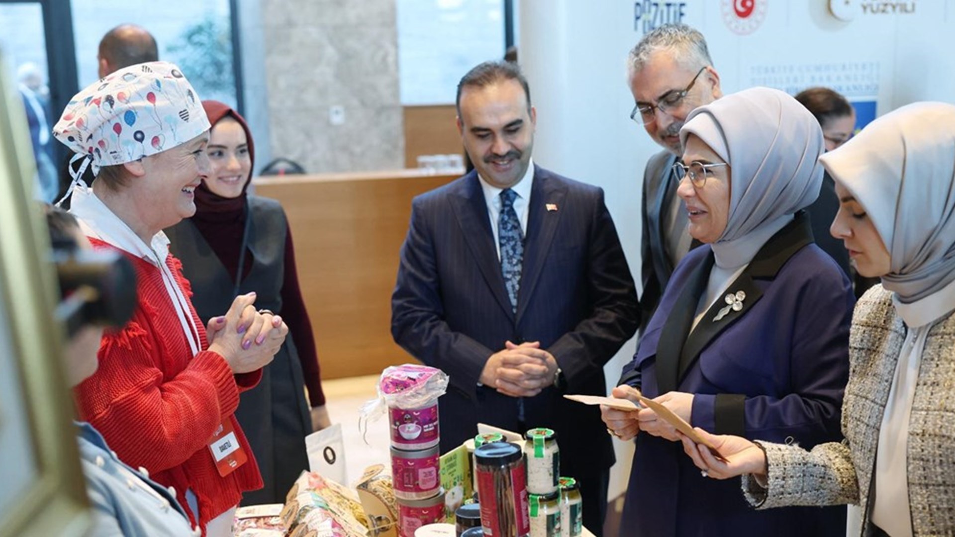 Çalışma ve Sosyal Güvenlik Bakanı Prof. Dr. Vedat Işıkhan, Çalışma ve Sosyal Güvenlik Bakanlığı tarafından Cumhurbaşkanı Recep Tayyip Erdoğan’ın Eşi Emine Erdoğan’ın teşrifleriyle Atatürk Kültür Merkezi’nde (AKM) düzenlenen “Milli Müdafaadan Milli Kalkınmaya Türkiye Yüzyılı’ nın Kadınları Yüzyılın Kadın İstihdamı İş-Pozitif Tanıtım Programı” na katıldı.