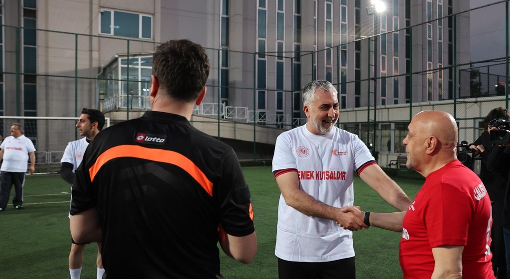 Çalışma ve Sosyal Güvenlik Bakanı Prof. Dr. Vedat Işıkhan, sendika temsilcileriyle halı sahada futbol maçı yaptı.