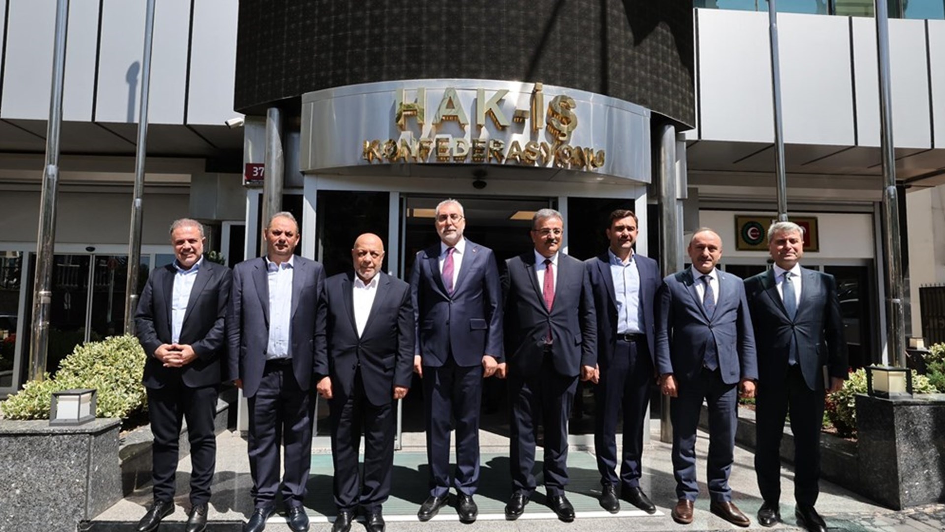 Çalışma ve Sosyal Güvenlik Bakanı Prof. Dr. Vedat Işıkhan, Türk-İş, Hak-İş, Türkiye Kamu-Sen, TESK ve TZOB Konfederasyonlarını ziyaret etti.