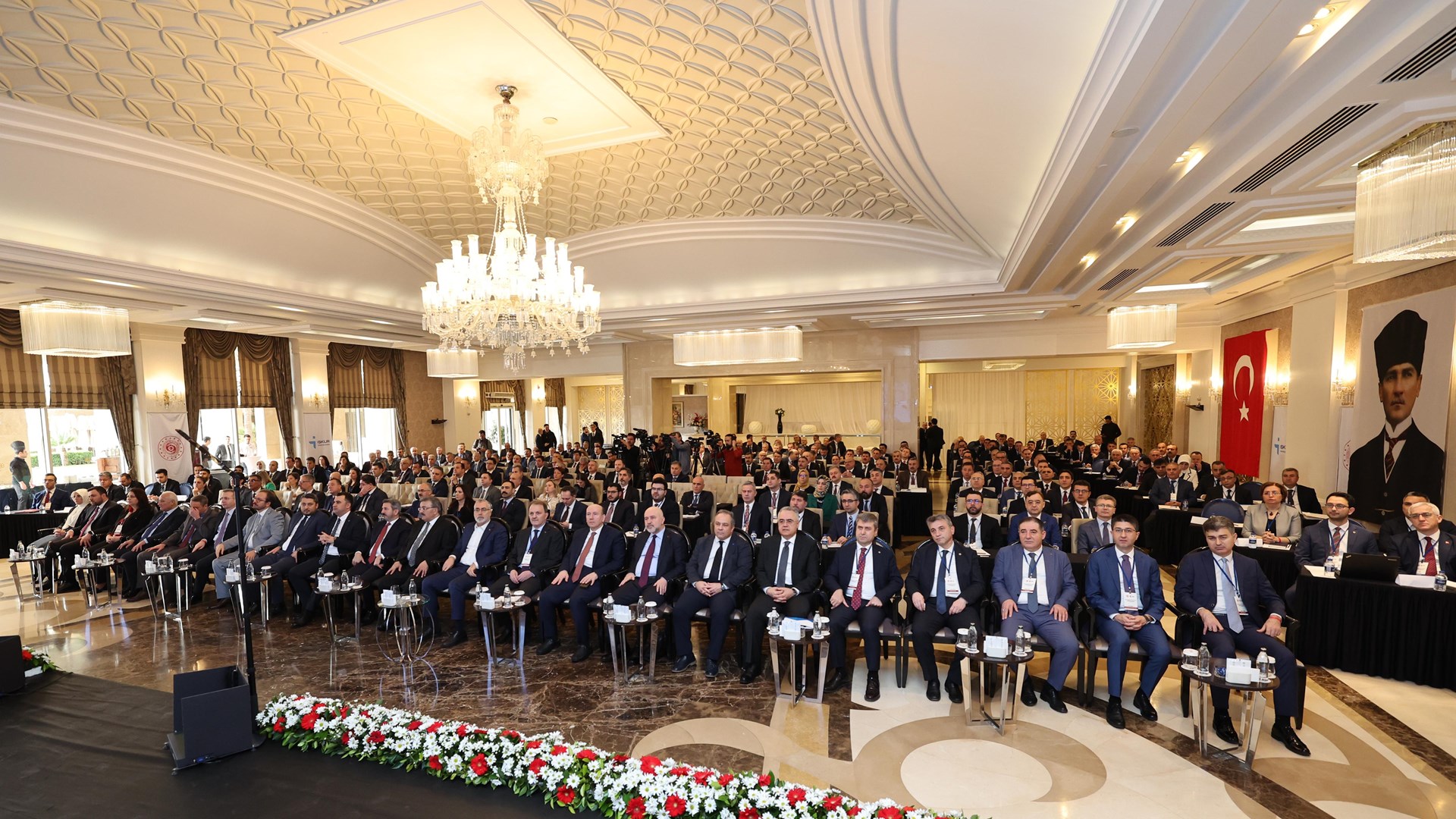 Çalışma ve Sosyal Güvenlik Bakanı Prof. Dr. Vedat Işıkhan, 81 ildeki İŞKUR ve SGK İl Müdürlerinin katıldığı İstişare Toplantısı’na katılmak ve çeşitli ziyaretlerde bulunmak üzere Antalya’ya gitti.