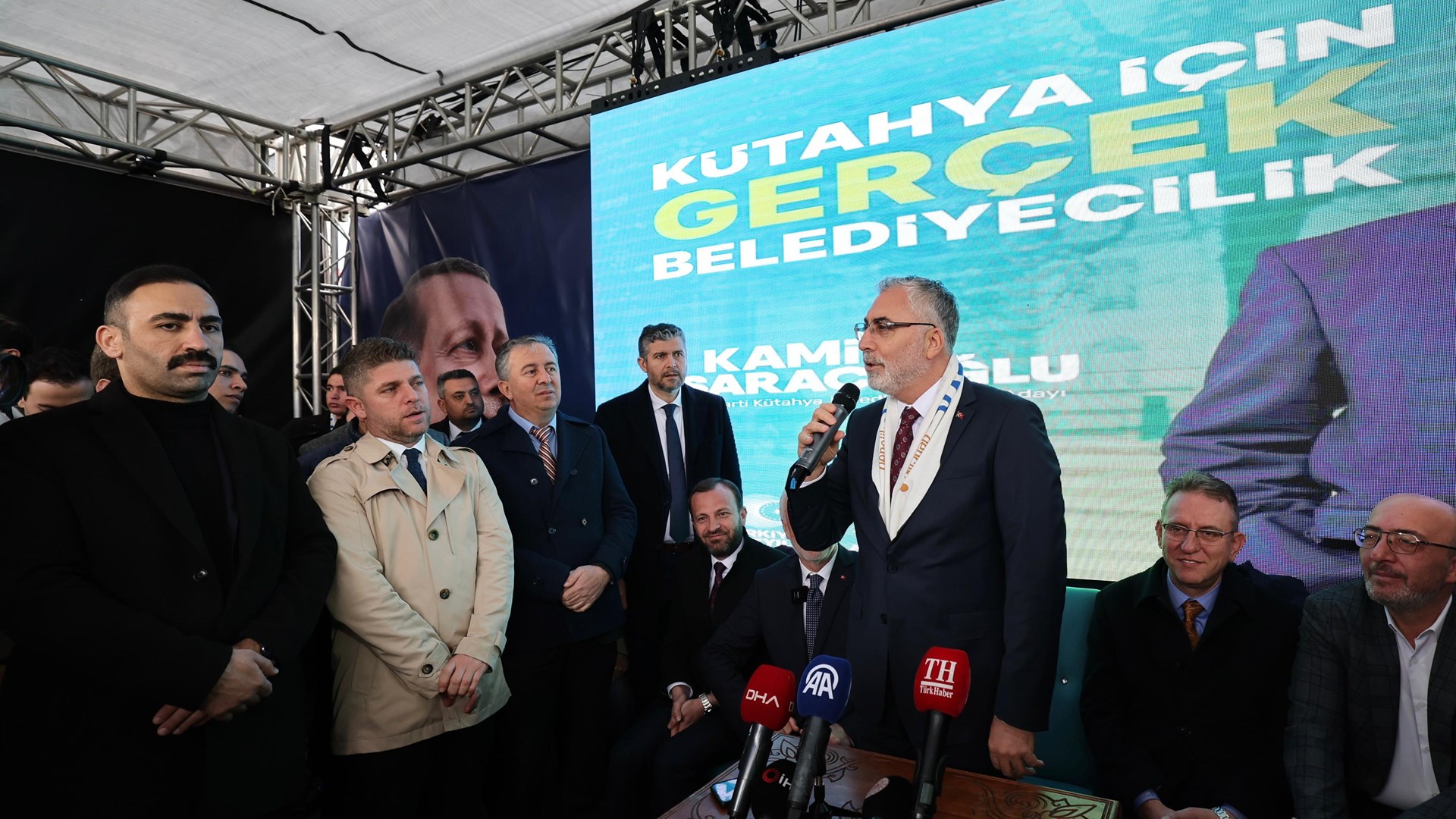 Çalışma ve Sosyal Güvenlik Bakanı Prof. Dr. Vedat Işıkhan, çeşitli temaslarda bulunmak ve programlara katılmak üzere Kütahya’ya gitti.