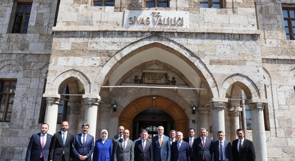 Çalışma ve Sosyal Güvenlik Bakanı Prof. Dr. Vedat Işıkhan, çeşitli temaslarda bulunmak ve “Milli Müdafaadan Milli Kalkınmaya; Türkiye Yüzyılı’nın Kadınları, Kadın İstihdam Sistemi İş Pozitif Tanıtım Programı ve Fuar Açılışı” programına katılmak üzere Sivas’a gitti.