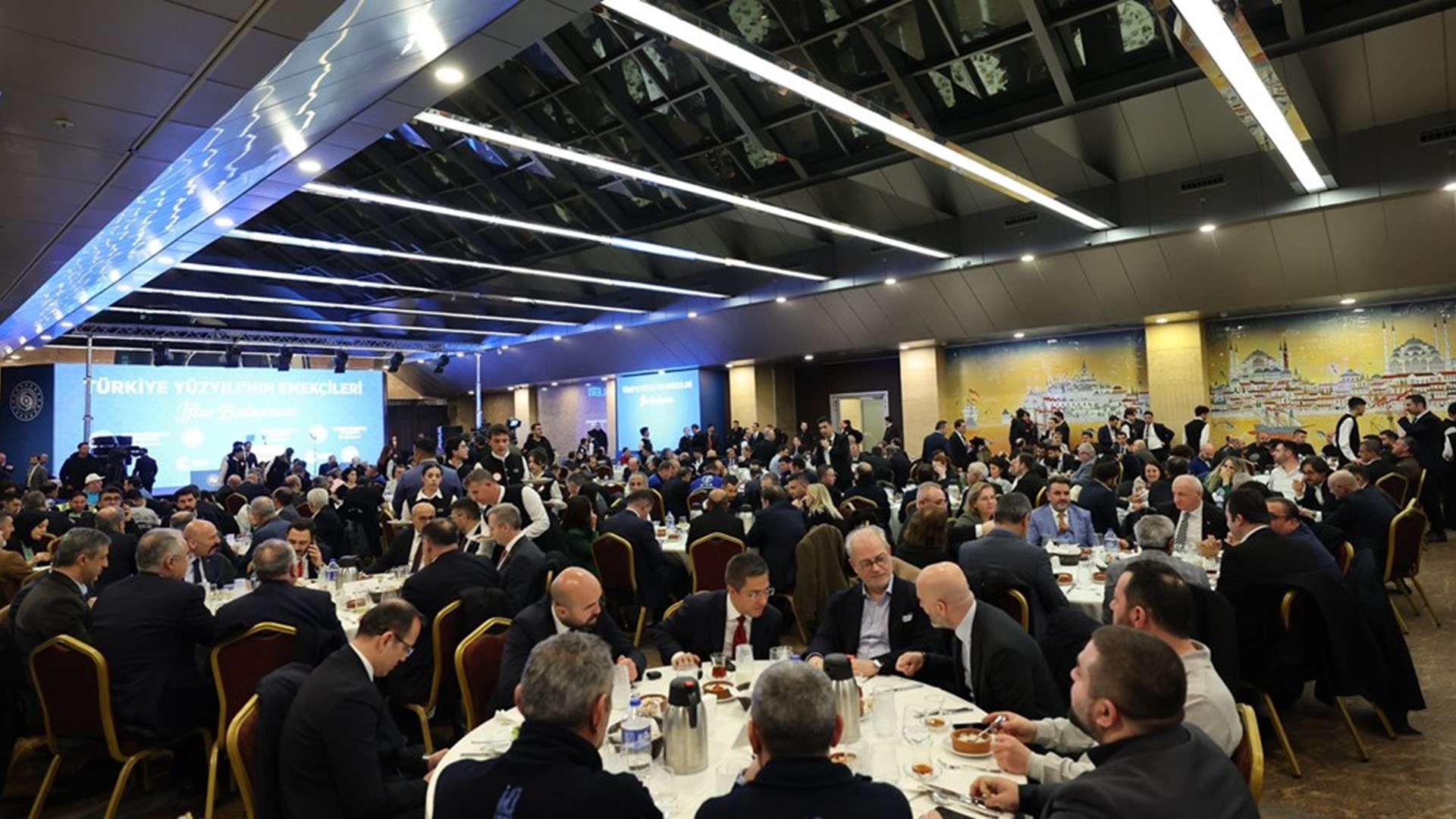 Çalışma ve Sosyal Güvenlik Bakanı Prof. Dr. Vedat Işıkhan, Cumhurbaşkanı Recep Tayyip Erdoğan’ın teşrifleriyle İstanbul Haliç Kongre Merkezi’nde düzenlenen “Türkiye Yüzyılı’nın Emekçileri İftar Buluşması” Programında işçi ve işverenlerle bir araya geldi.