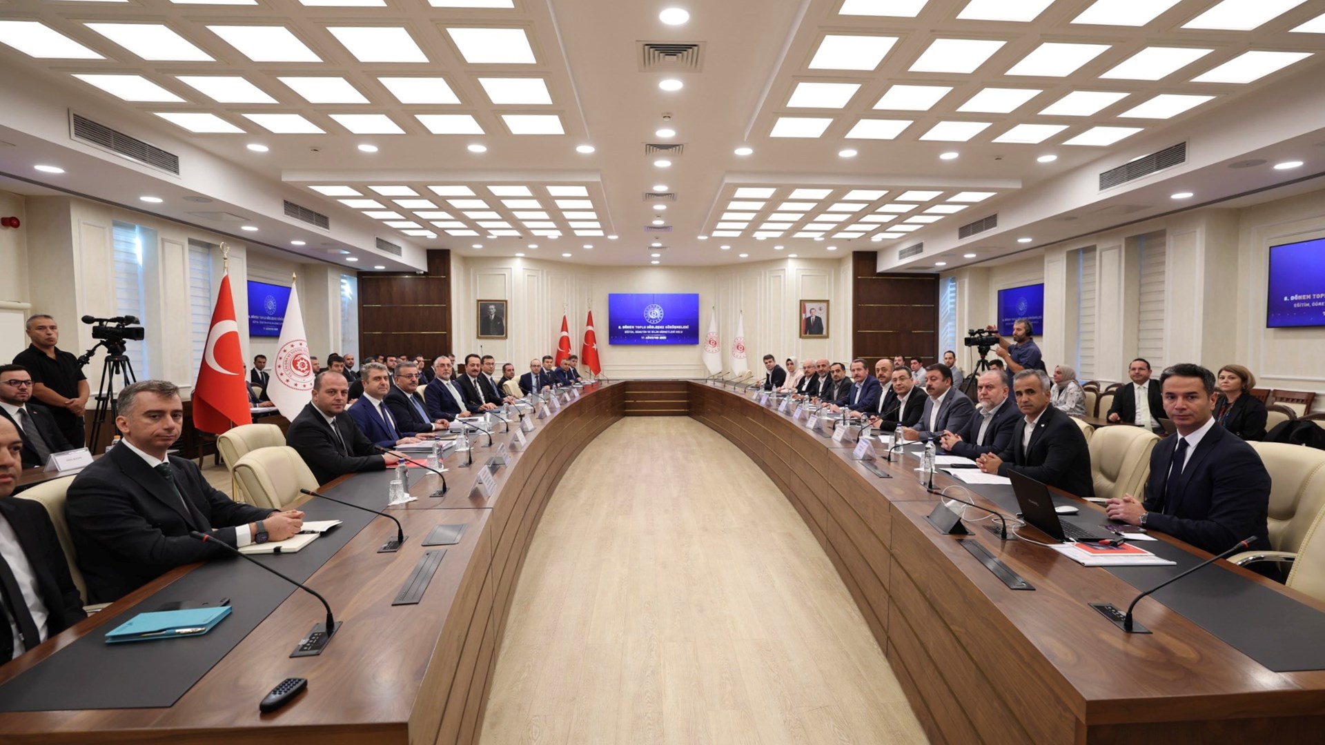 Bakan Işıkhan, 8. Dönem Toplu Sözleşme Görüşmeleri Kapsamında Eğitim, Öğretim ve Bilim Hizmetleri Kolu Toplantısı’na Katıldı