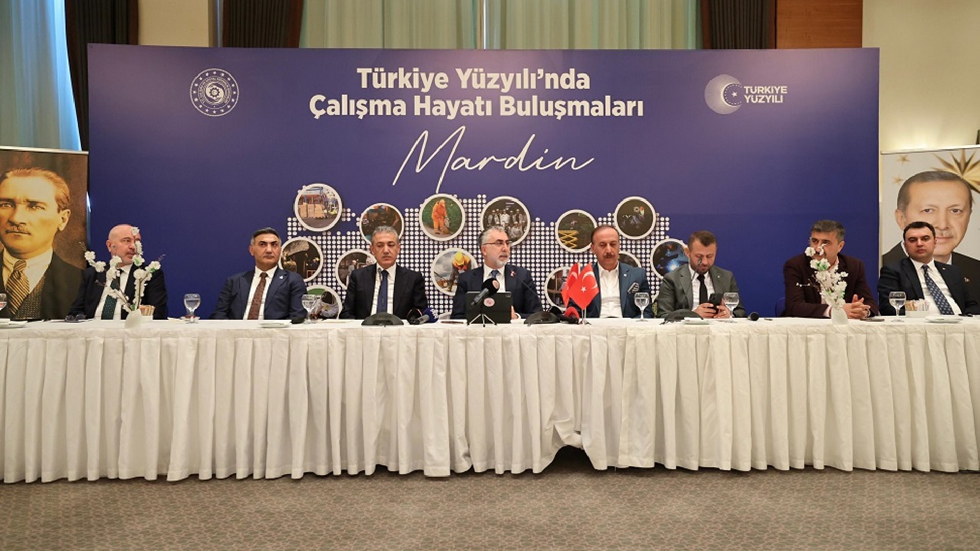 Çalışma ve Sosyal Güvenlik Bakanı Prof. Dr. Vedat Işıkhan, çeşitli temaslarda bulunmak ve “Türkiye Yüzyılı’nda Çalışma Hayatı Buluşmaları” Programına katılmak üzere Mardin’e gitti.