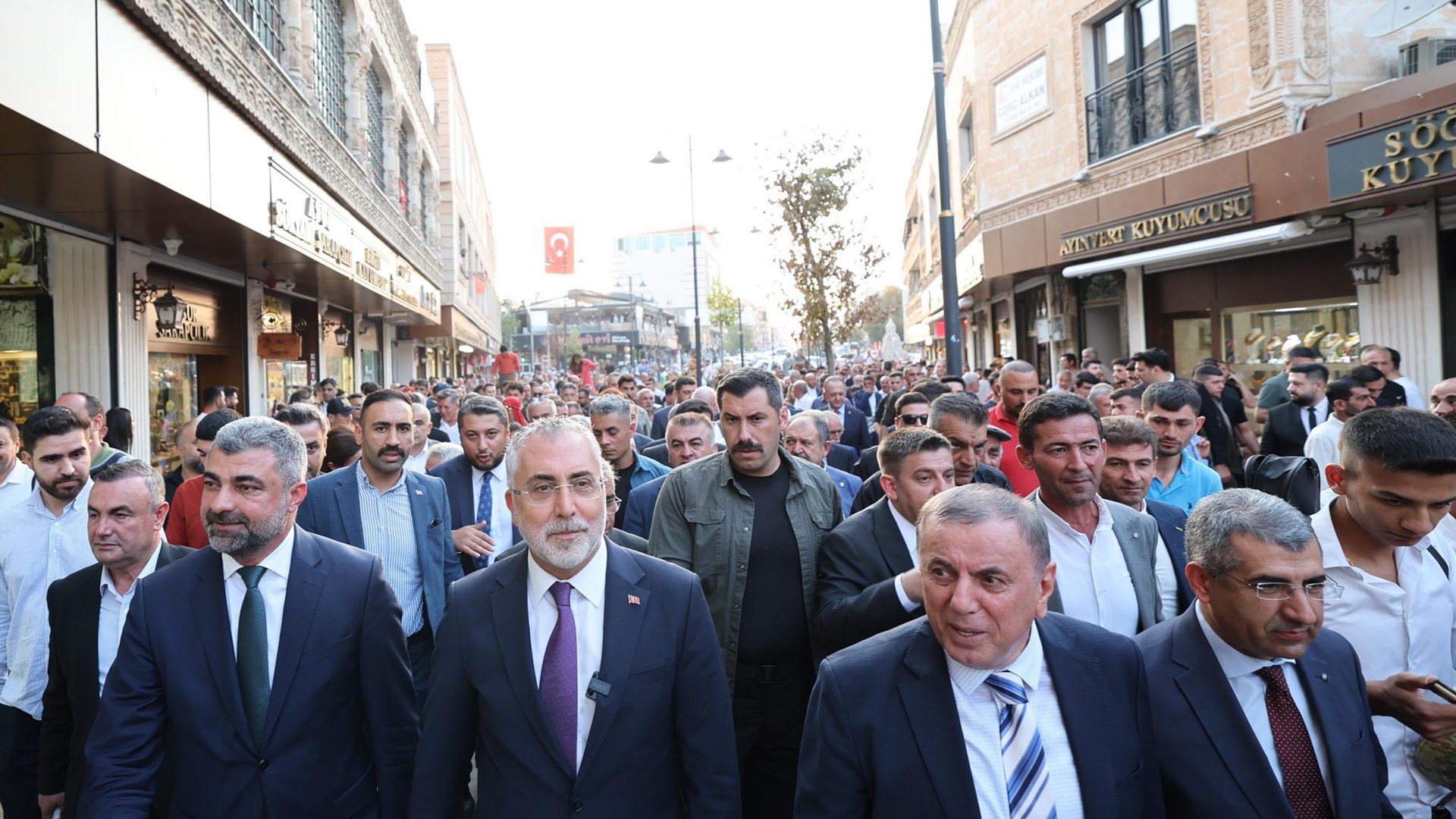 Çalışma ve Sosyal Güvenlik Bakanı Prof. Dr. Vedat Işıkhan, çeşitli ziyaretlerde bulunmak ve programlara katılmak üzere Mardin’e gitti.